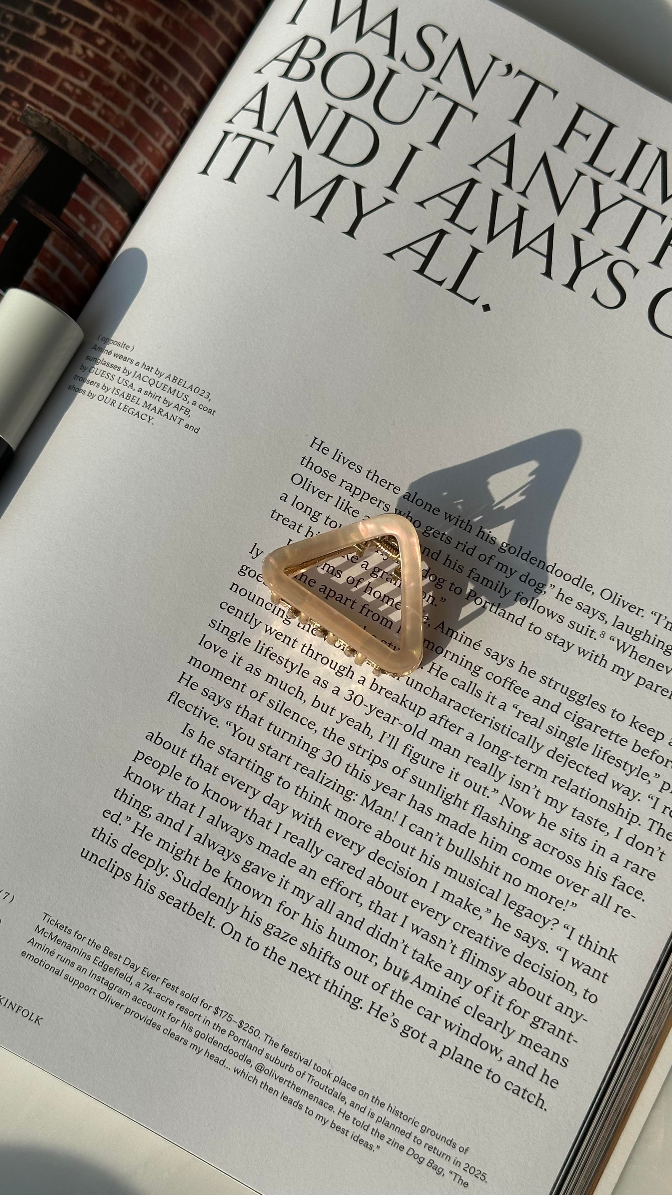 Bej Hologramlı Üçgen Mandal Toka