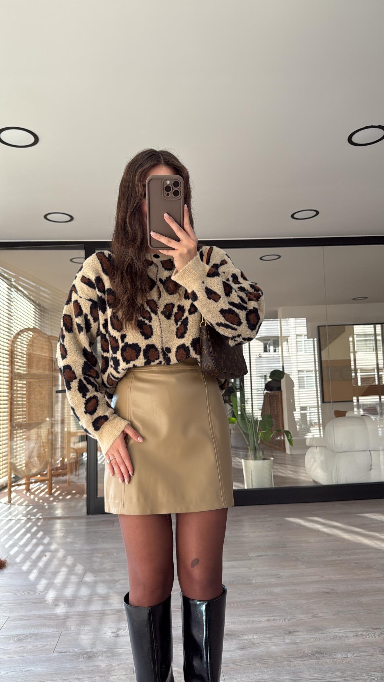 Bej Leopar Desen Düğmeli Yumoş Hırka