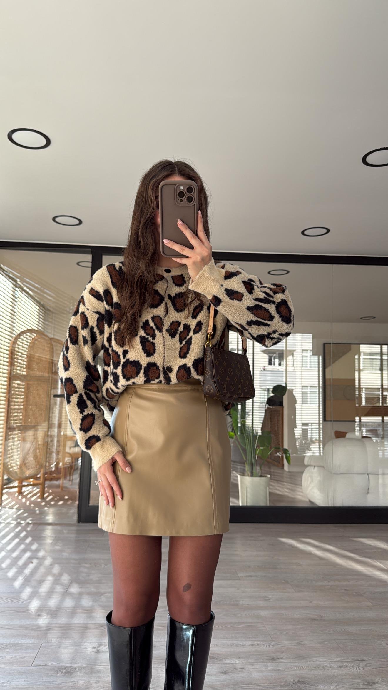 Bej Leopar Desen Düğmeli Yumoş Hırka