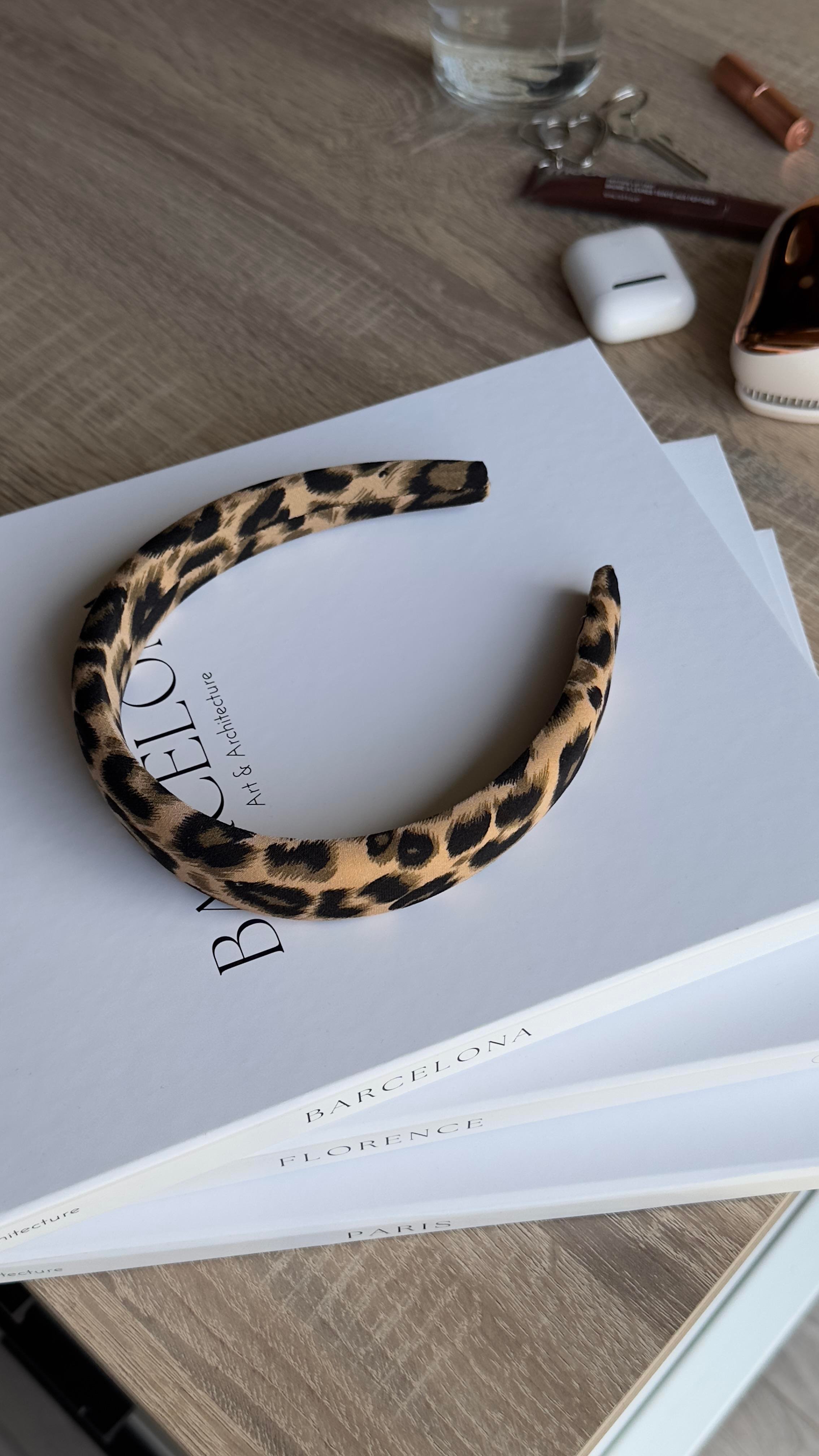 Bej Leopar Dolgulu Taç