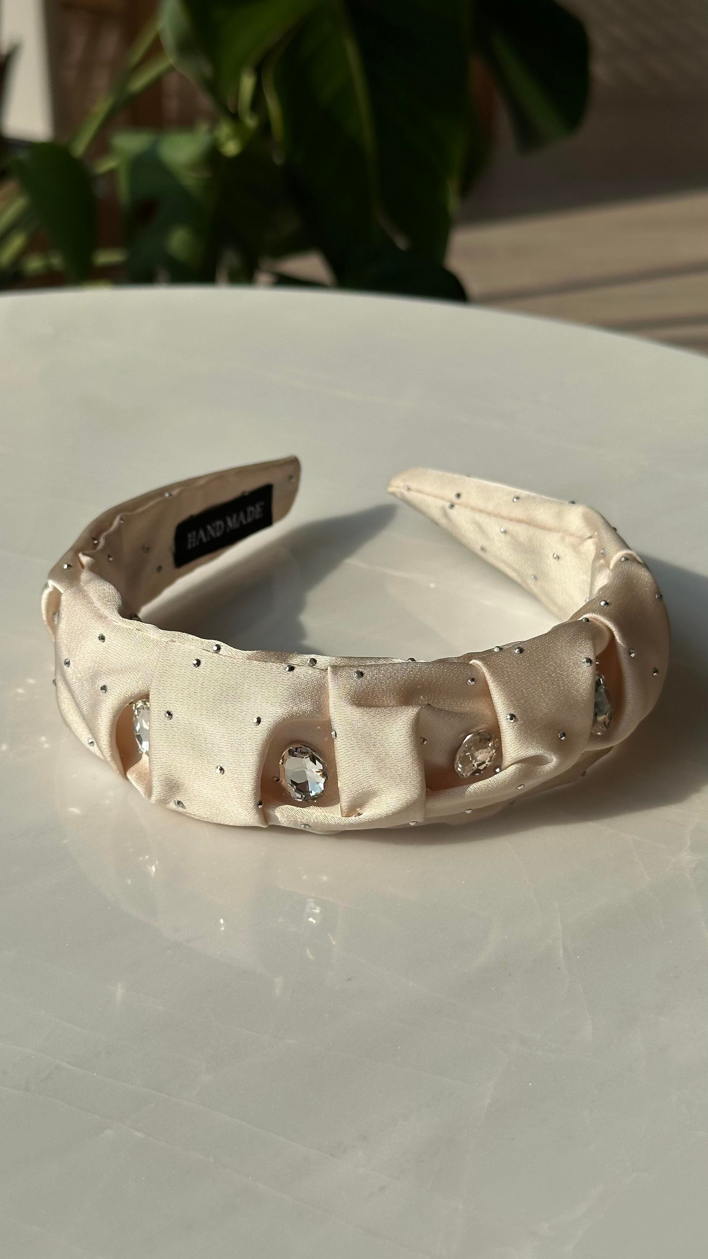 Bej Taşlı Saten Taç