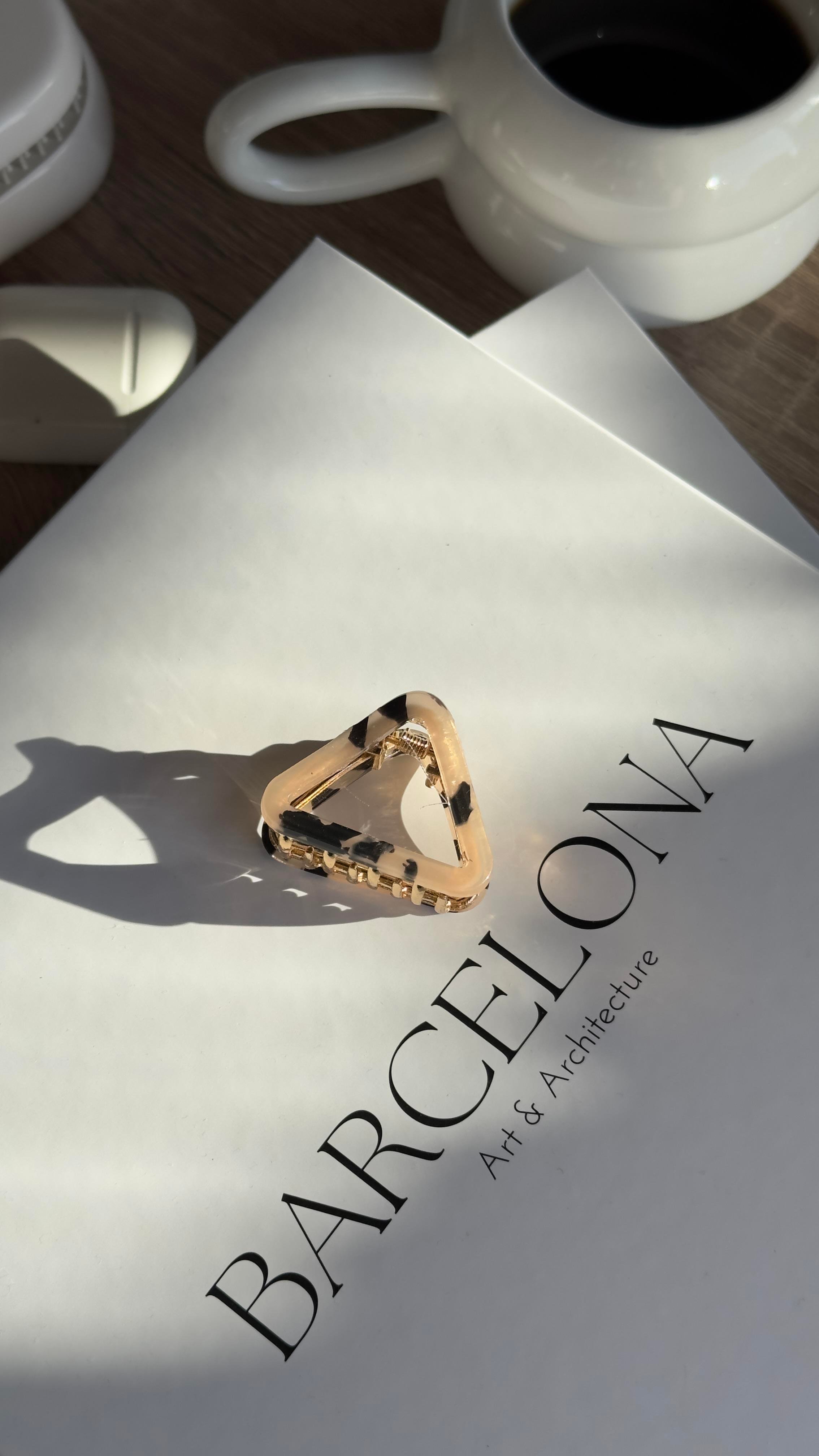 Bej Üçgen Kemik Mandal Toka 