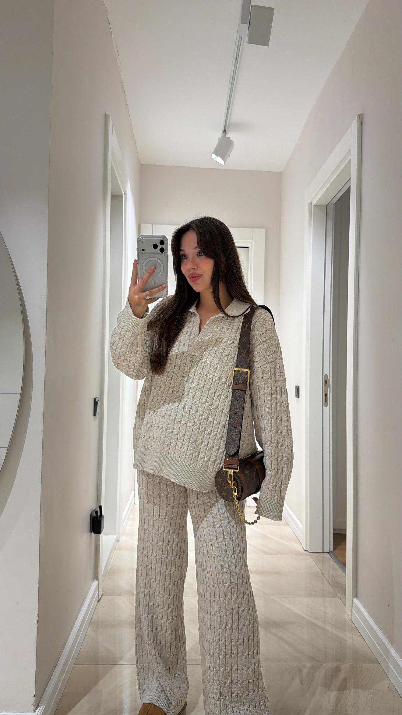 Bej V Yaka Saç Örgülü Triko Takım