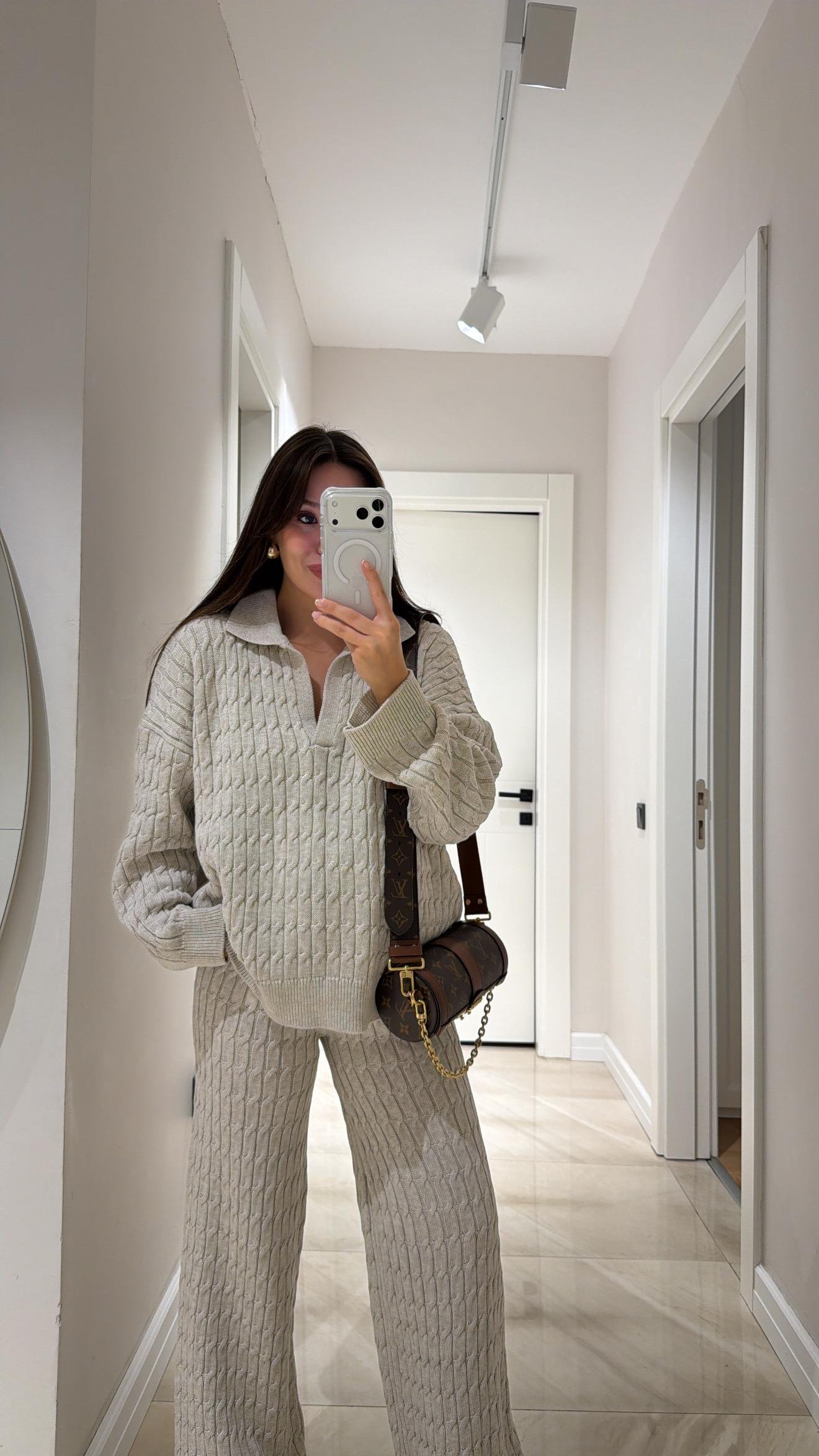 Bej V Yaka Saç Örgülü Triko Takım