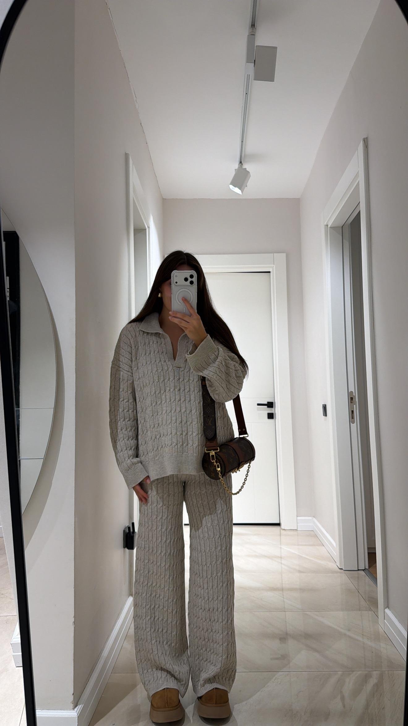 Bej V Yaka Saç Örgülü Triko Takım