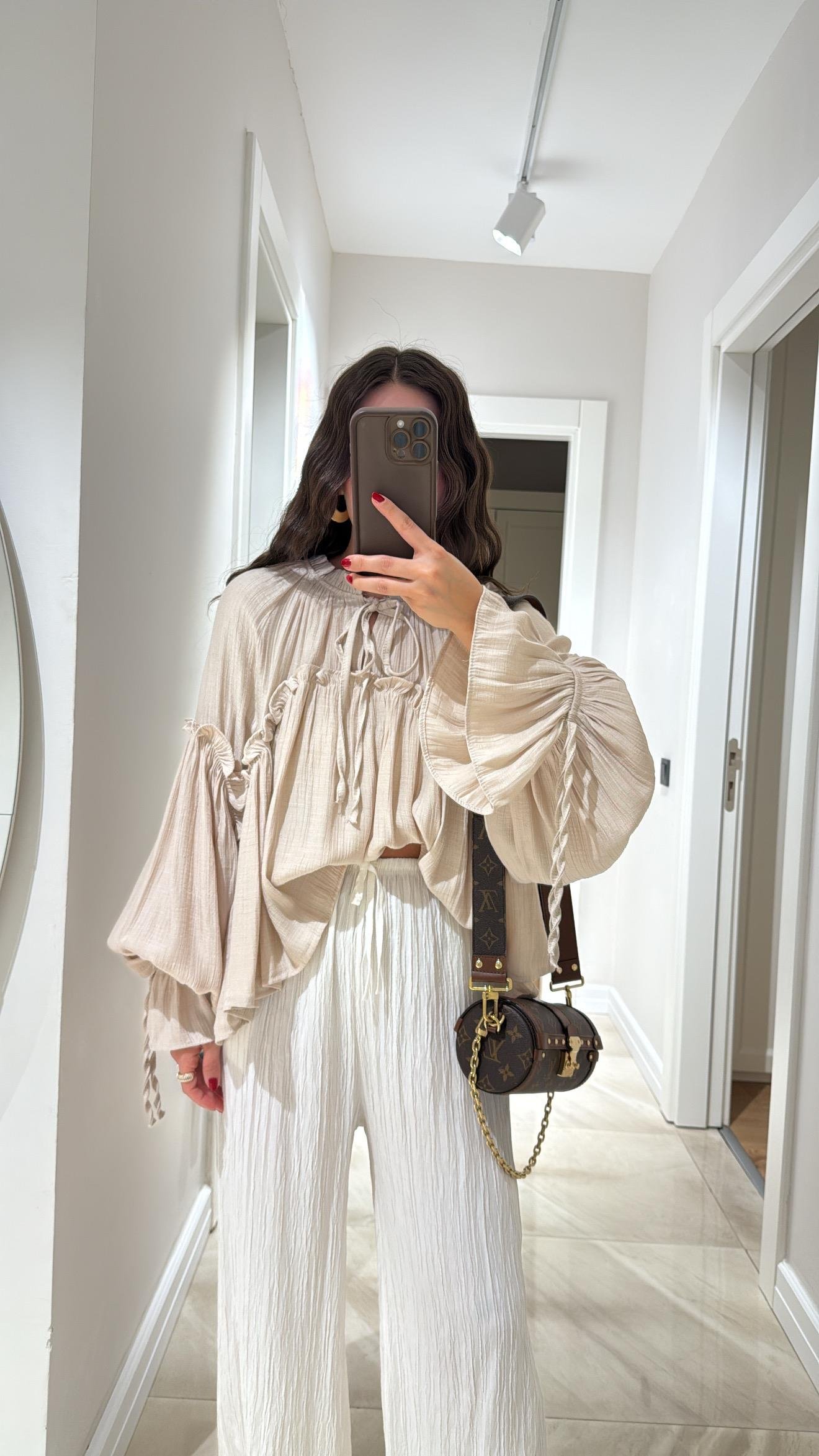 Bej Yaka Bağçıklı Geniş Kol Fırfırlı Bluz 