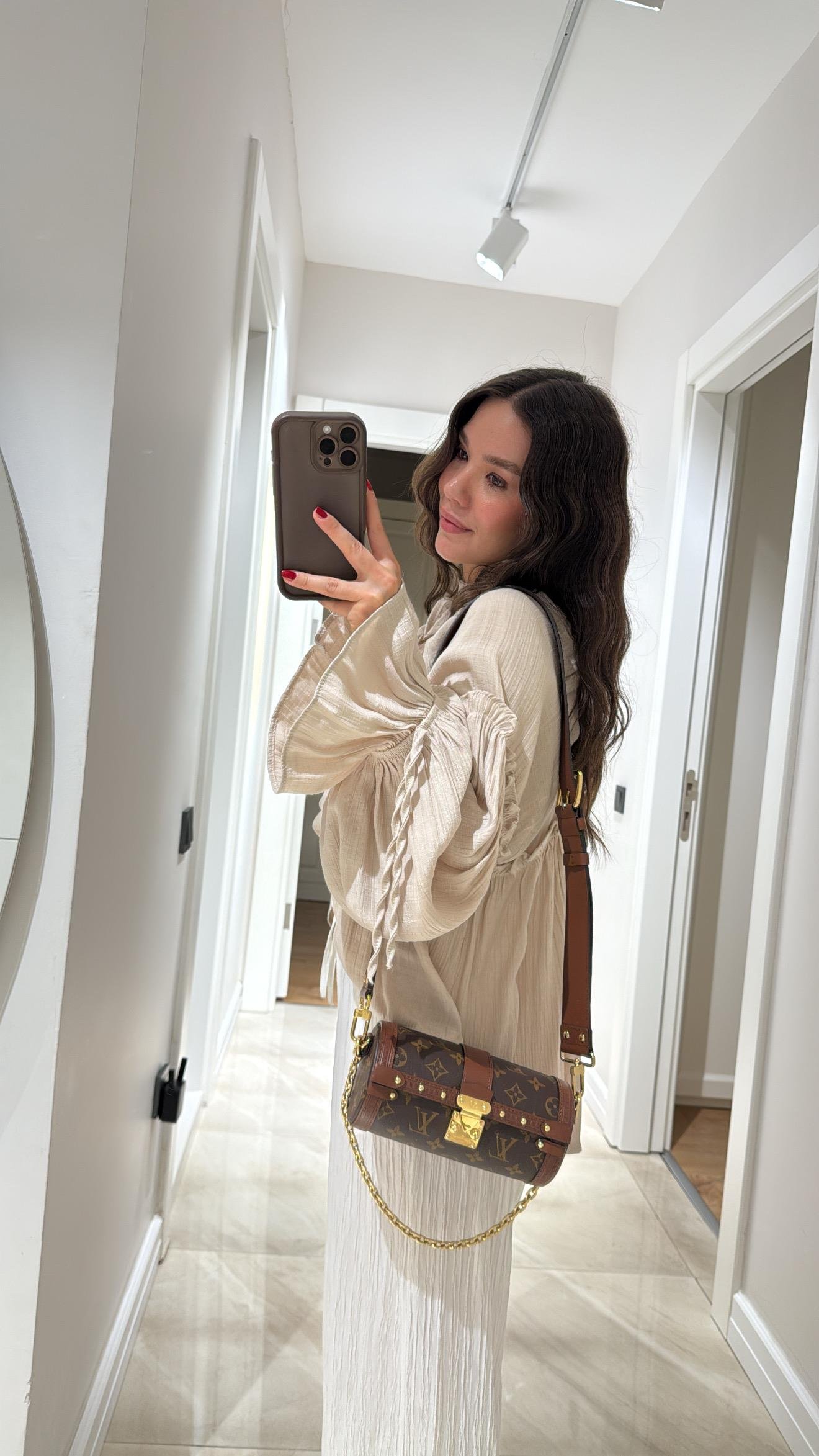 Bej Yaka Bağçıklı Geniş Kol Fırfırlı Bluz 