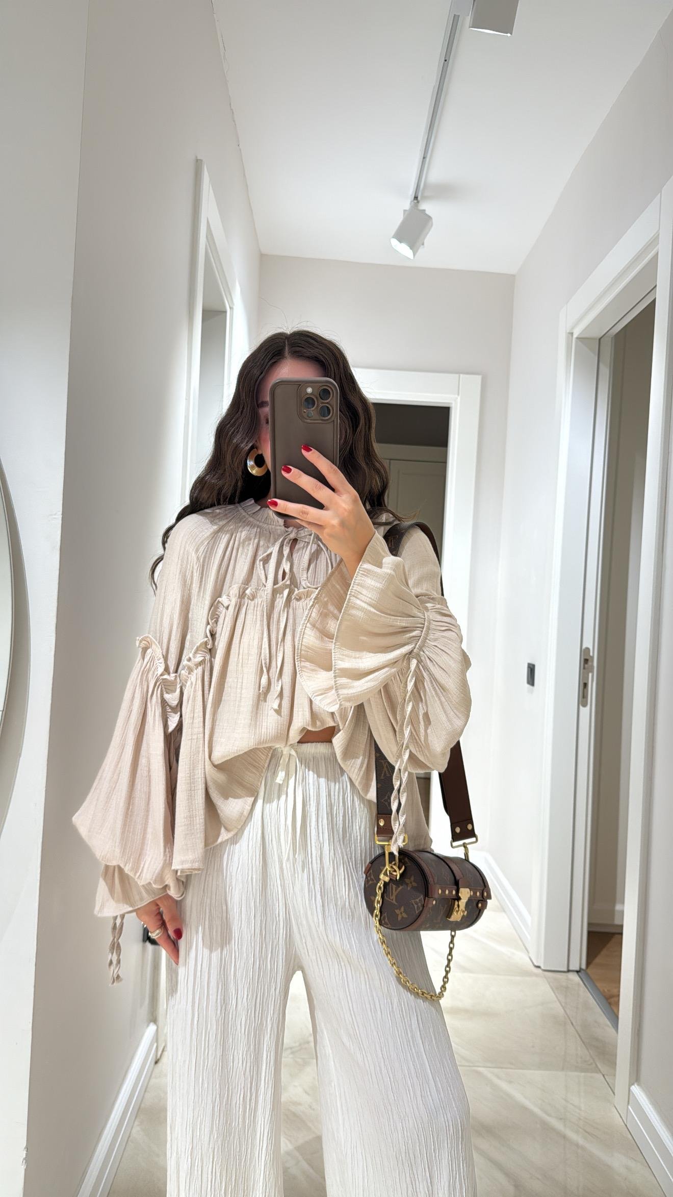 Bej Yaka Bağçıklı Geniş Kol Fırfırlı Bluz 