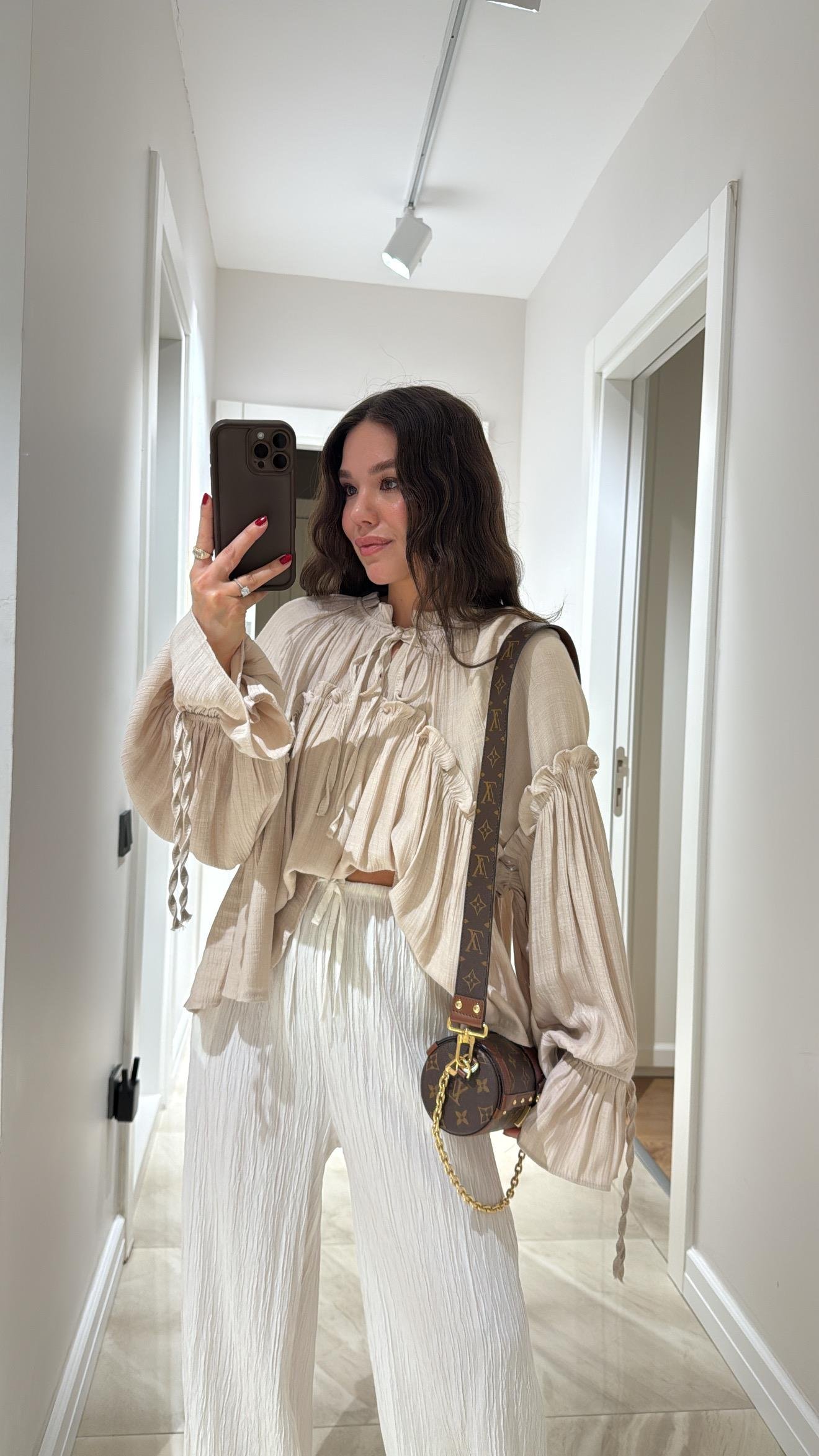 Bej Yaka Bağçıklı Geniş Kol Fırfırlı Bluz 