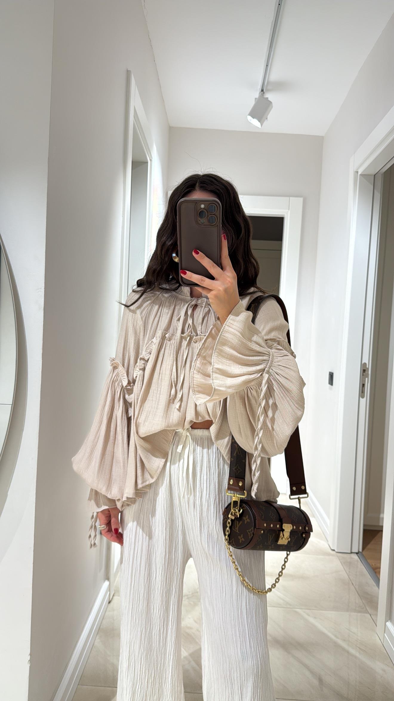 Bej Yaka Bağçıklı Geniş Kol Fırfırlı Bluz 