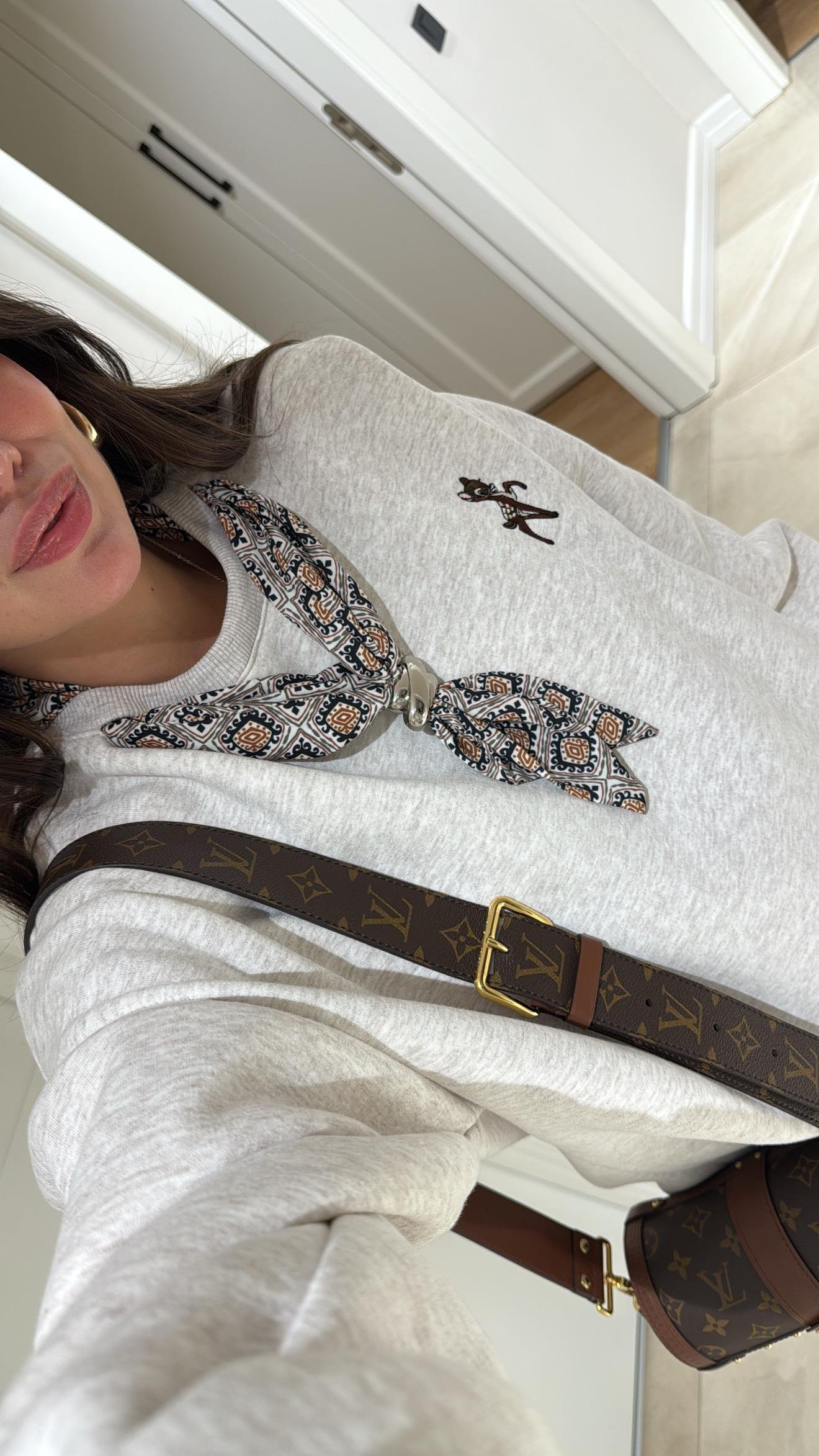 Bej Yaka Fular Detaylı İşlemeli Sweatshirt