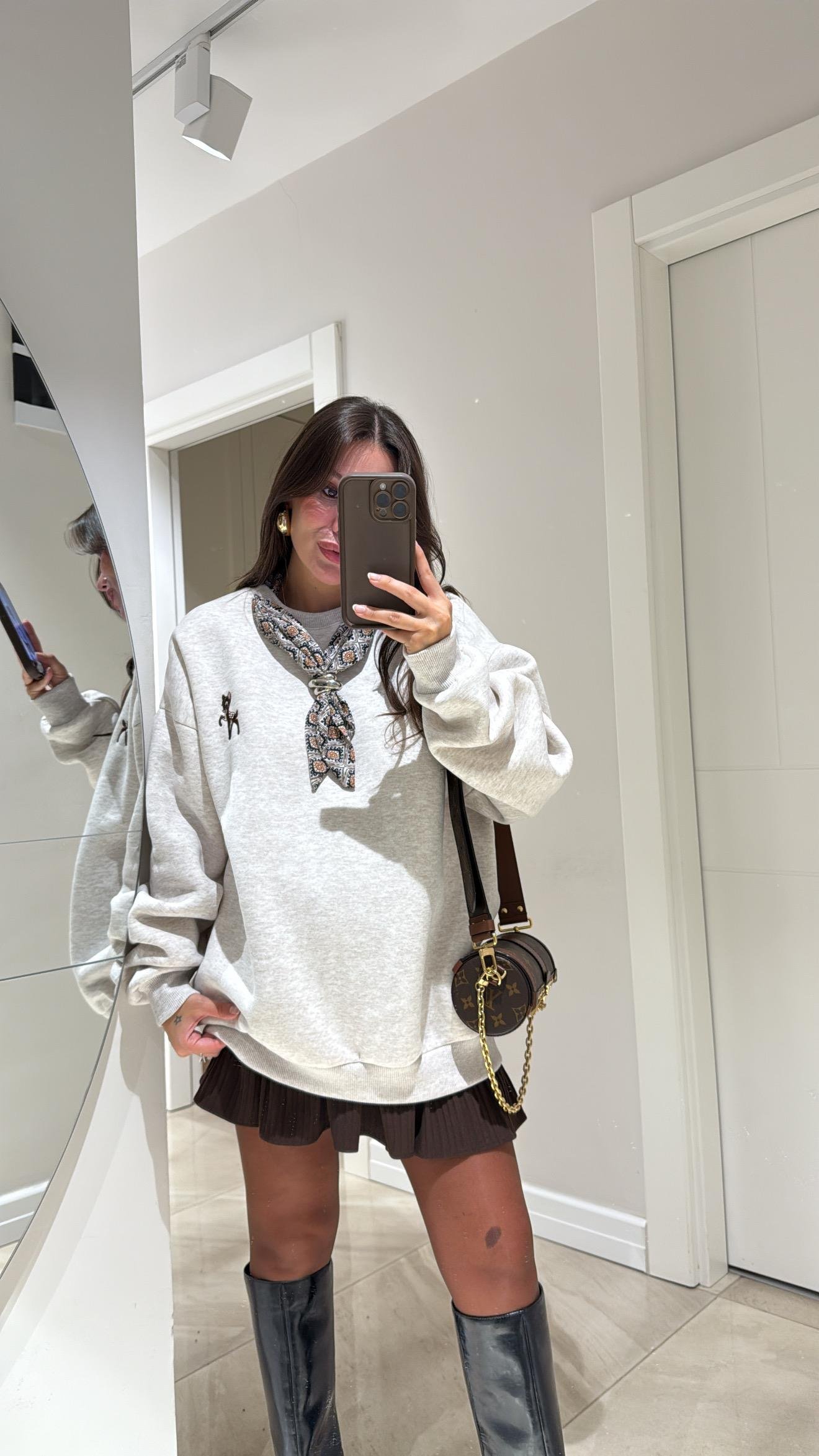 Bej Yaka Fular Detaylı İşlemeli Sweatshirt