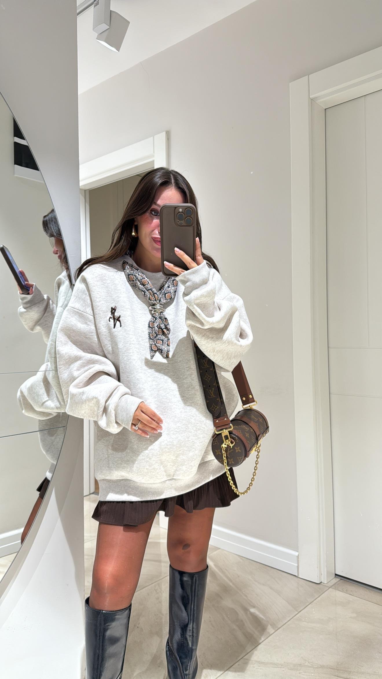 Bej Yaka Fular Detaylı İşlemeli Sweatshirt