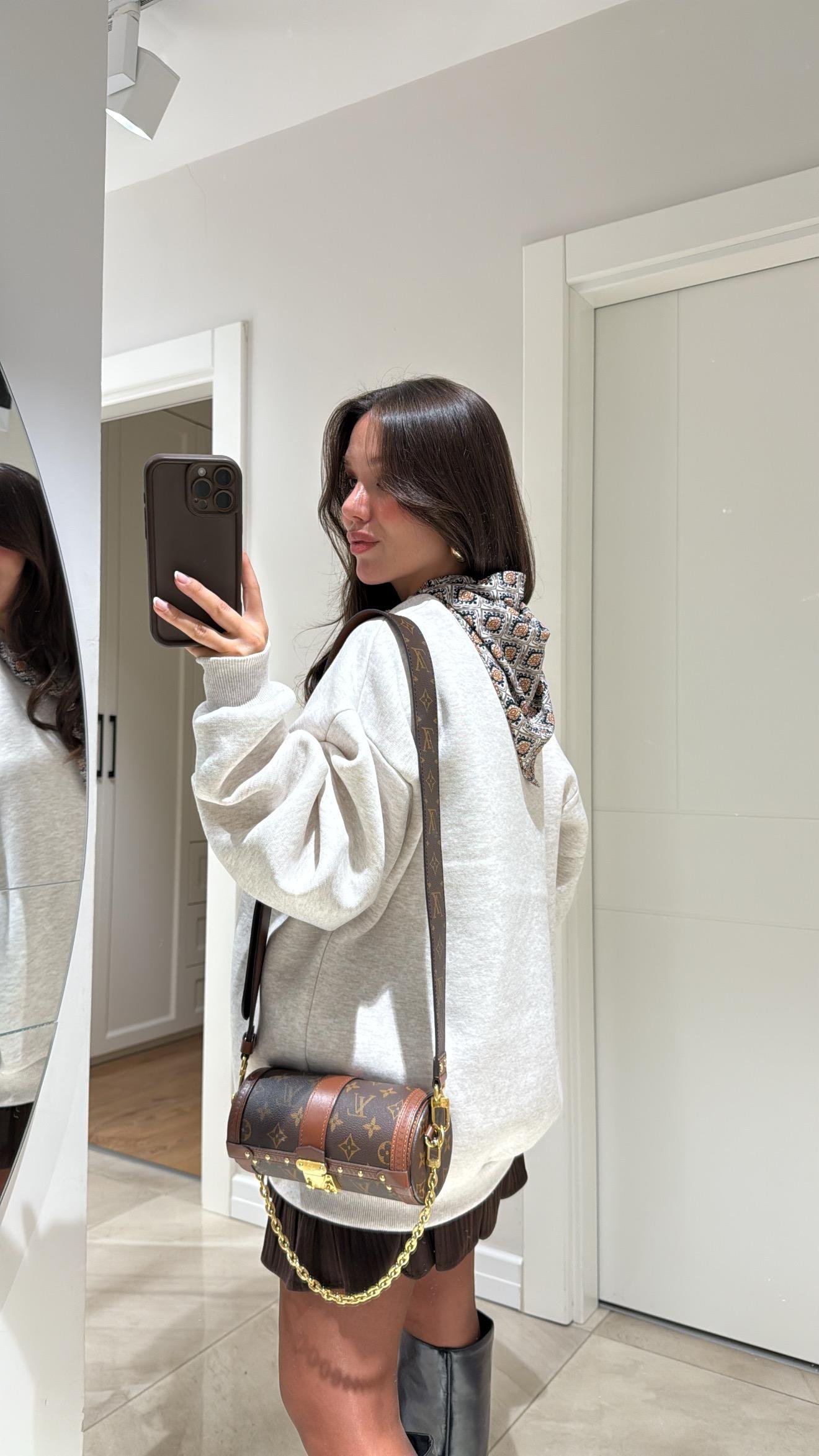 Bej Yaka Fular Detaylı İşlemeli Sweatshirt