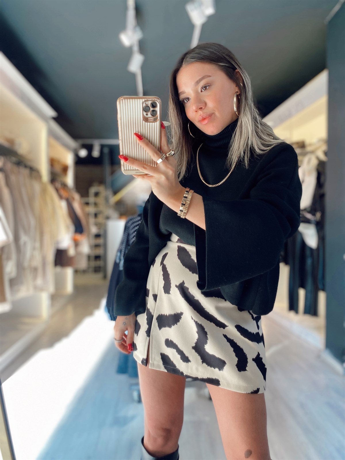 Bej Yırtmaç Detaylı Kaşe Etek