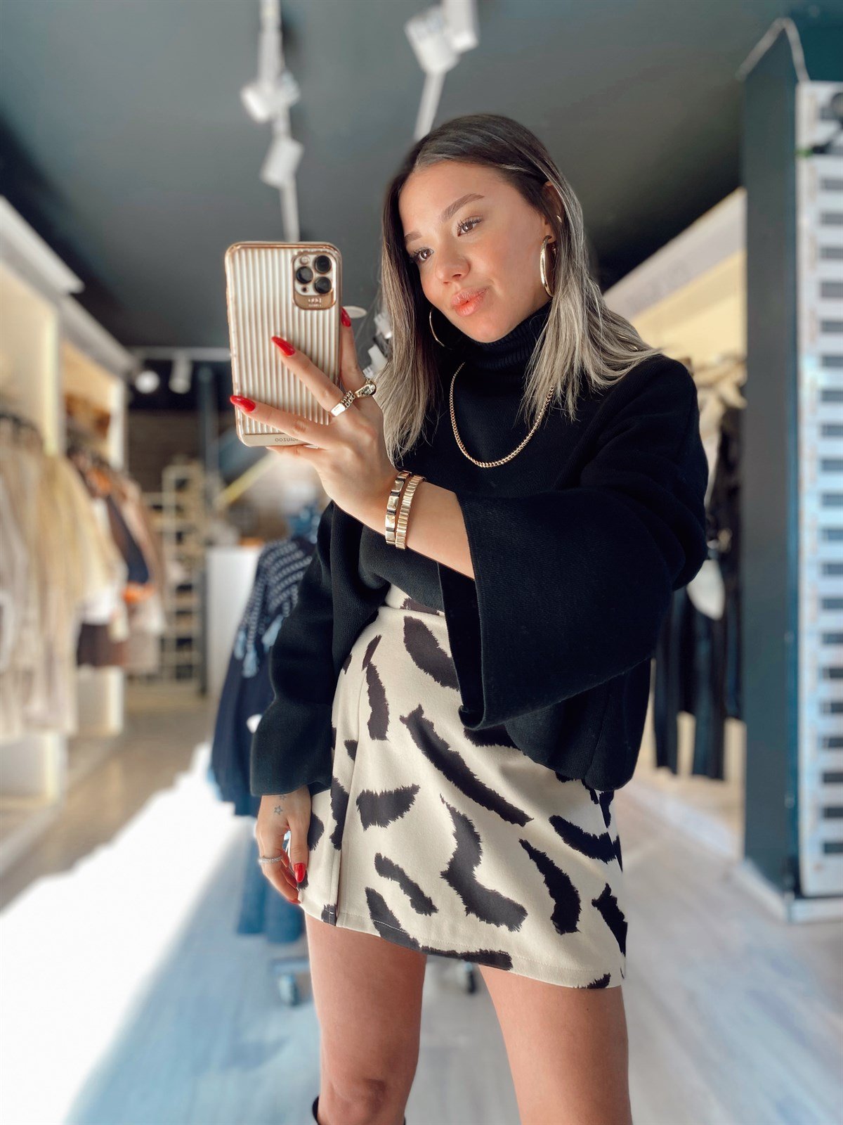 Bej Yırtmaç Detaylı Kaşe Etek