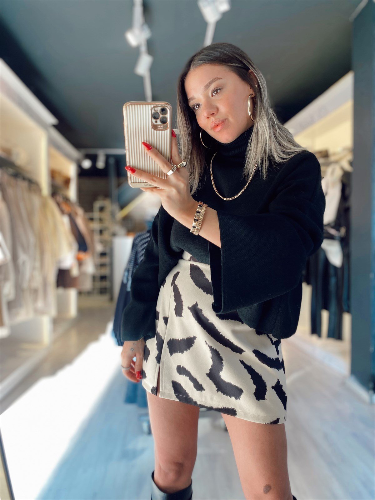 Bej Yırtmaç Detaylı Kaşe Etek