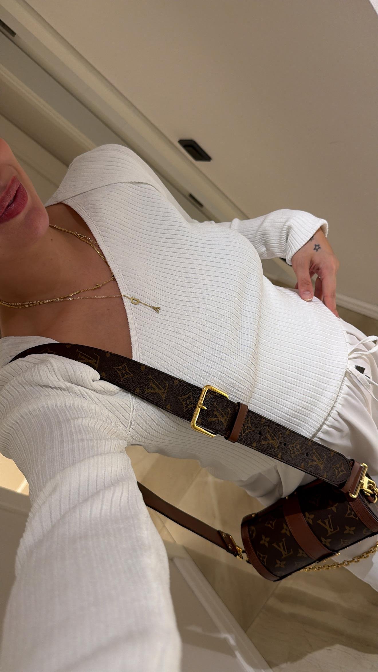 Beyaz Asimetrik Yaka Fitilli Marka Model Kazak