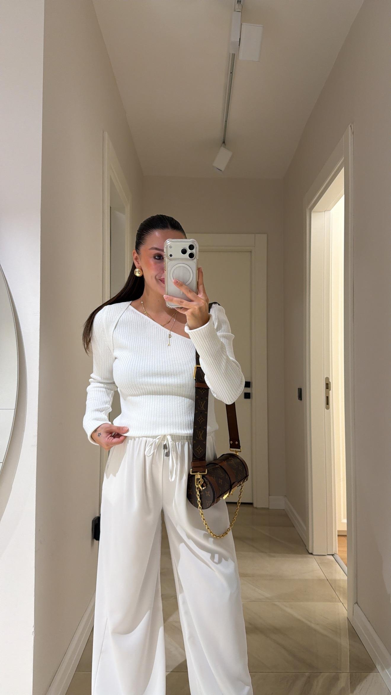 Beyaz Asimetrik Yaka Fitilli Marka Model Kazak