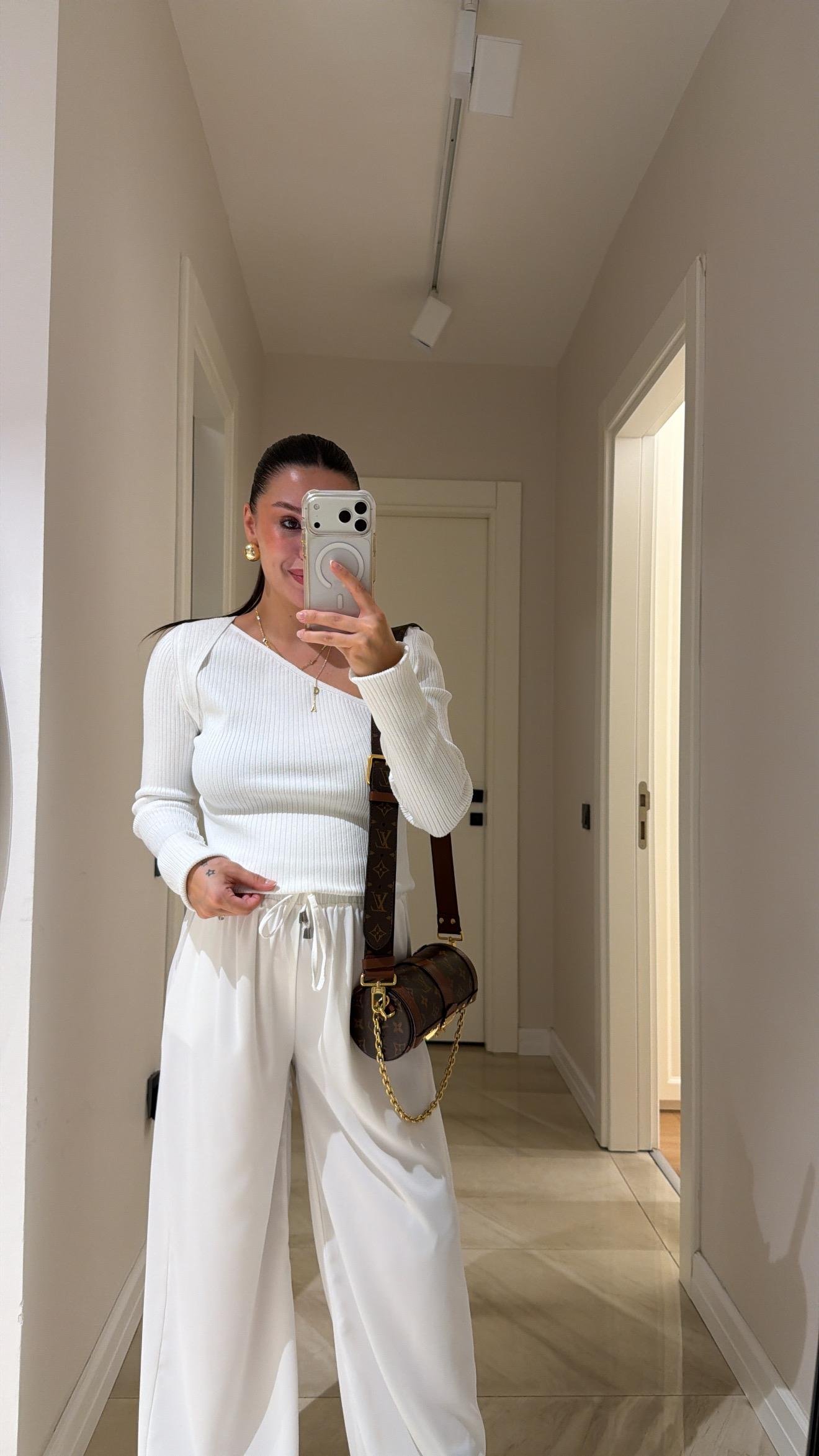 Beyaz Asimetrik Yaka Fitilli Marka Model Kazak