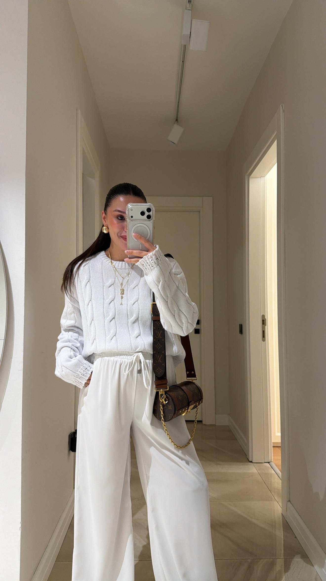 Beyaz Bisiklet Yaka Örgü Detaylı Marka Model Kazak