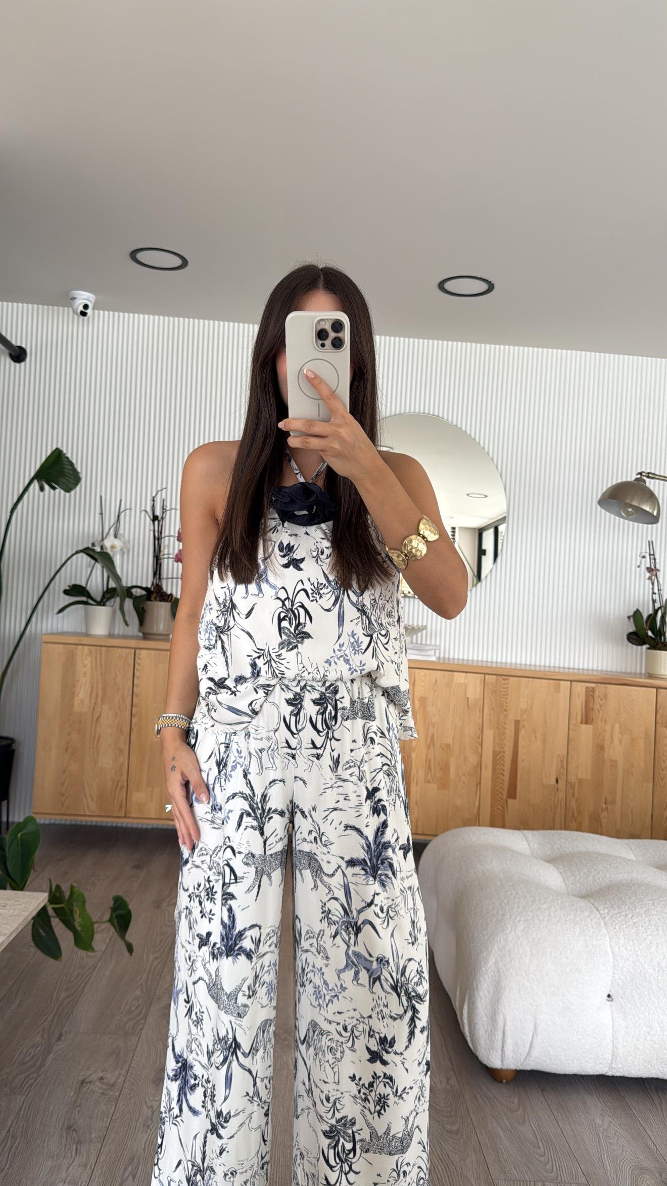 Beyaz Desenli Broş Detaylı Saten Marka Model Takım