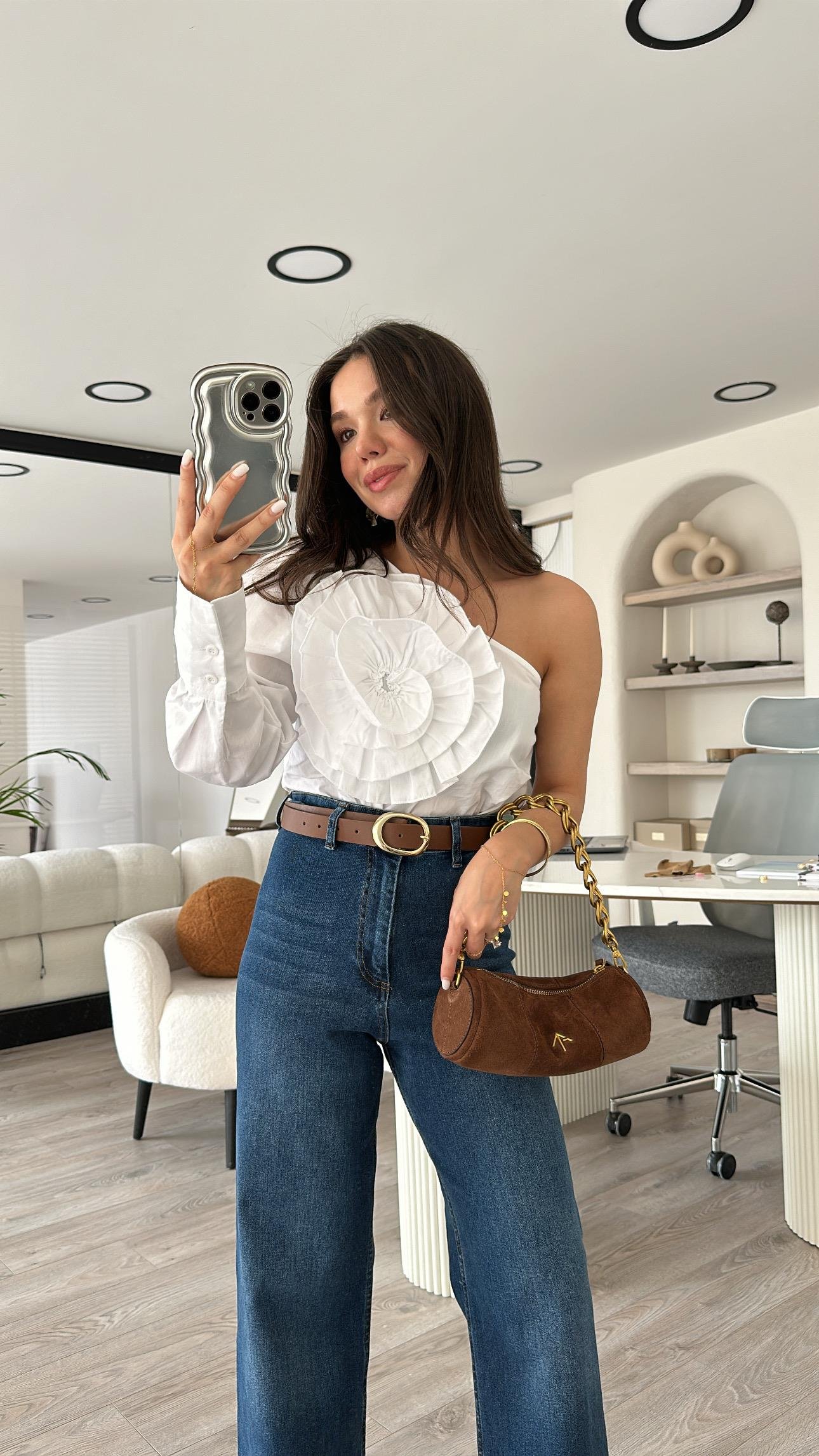 Beyaz Çiçek Detaylı Tek Kol Gömlek