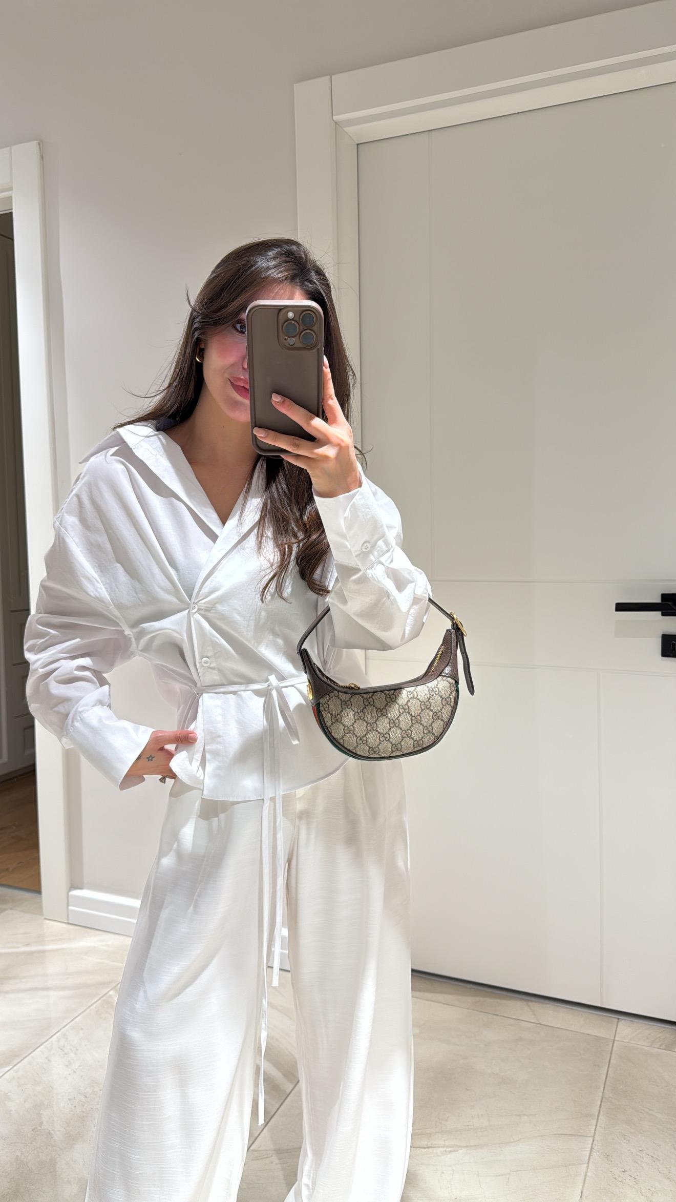 Beyaz Çift Düğmeli V Yaka Marka Model Gömlek