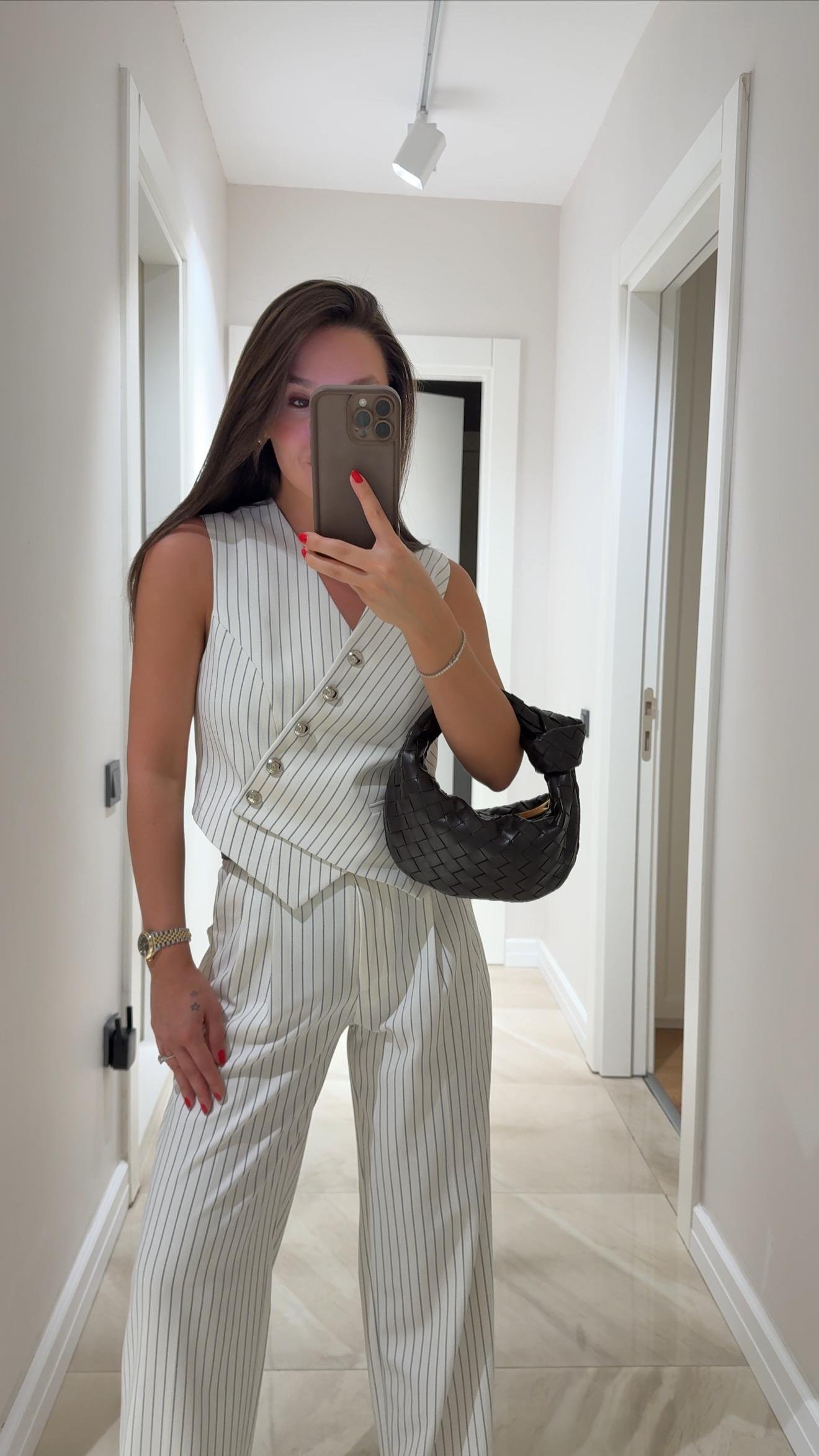 Beyaz Çizgili Asimetrik Kesim Kruvaze Yaka Dilvin Yelek