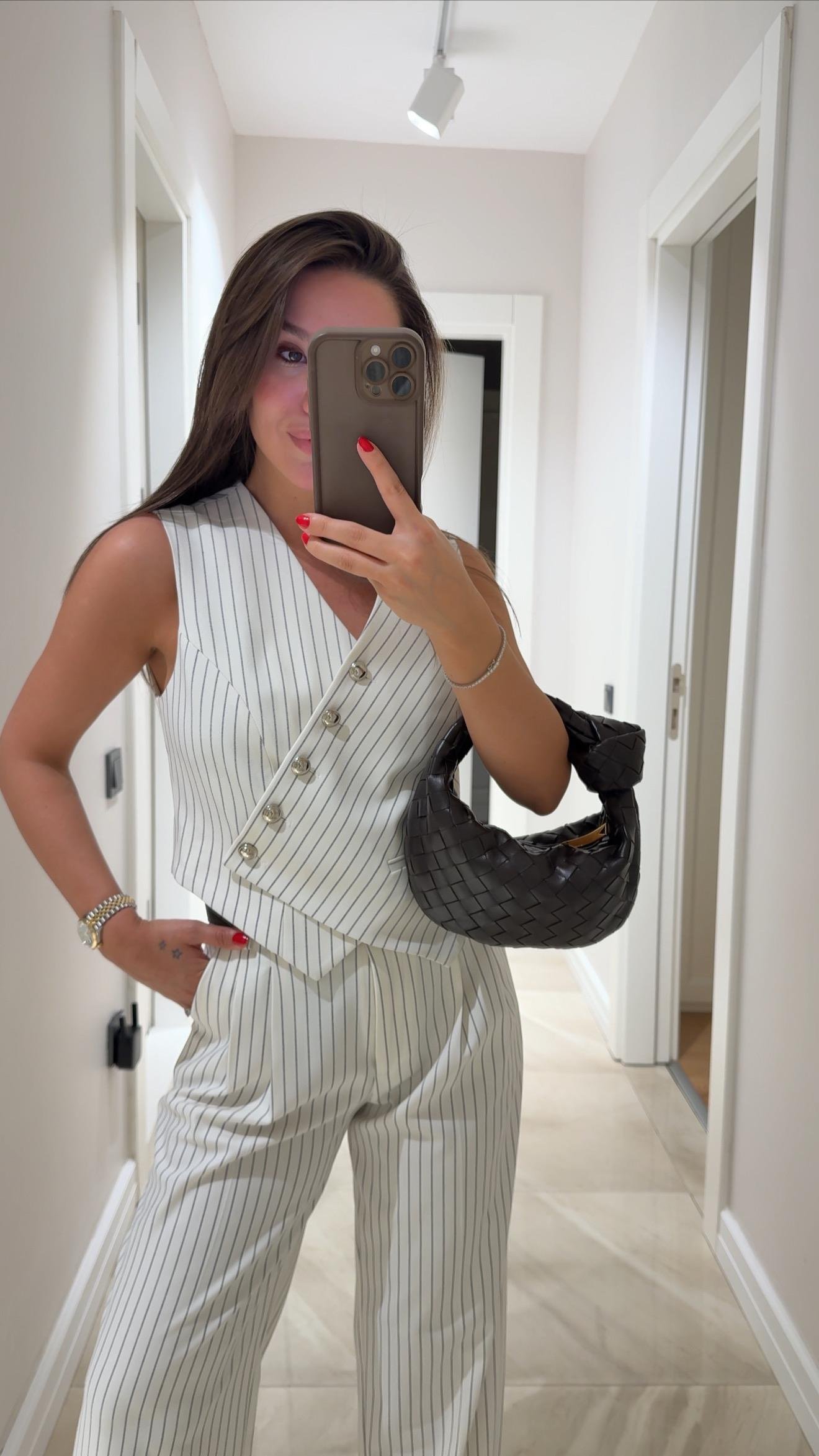 Beyaz Çizgili Asimetrik Kesim Kruvaze Yaka Dilvin Yelek