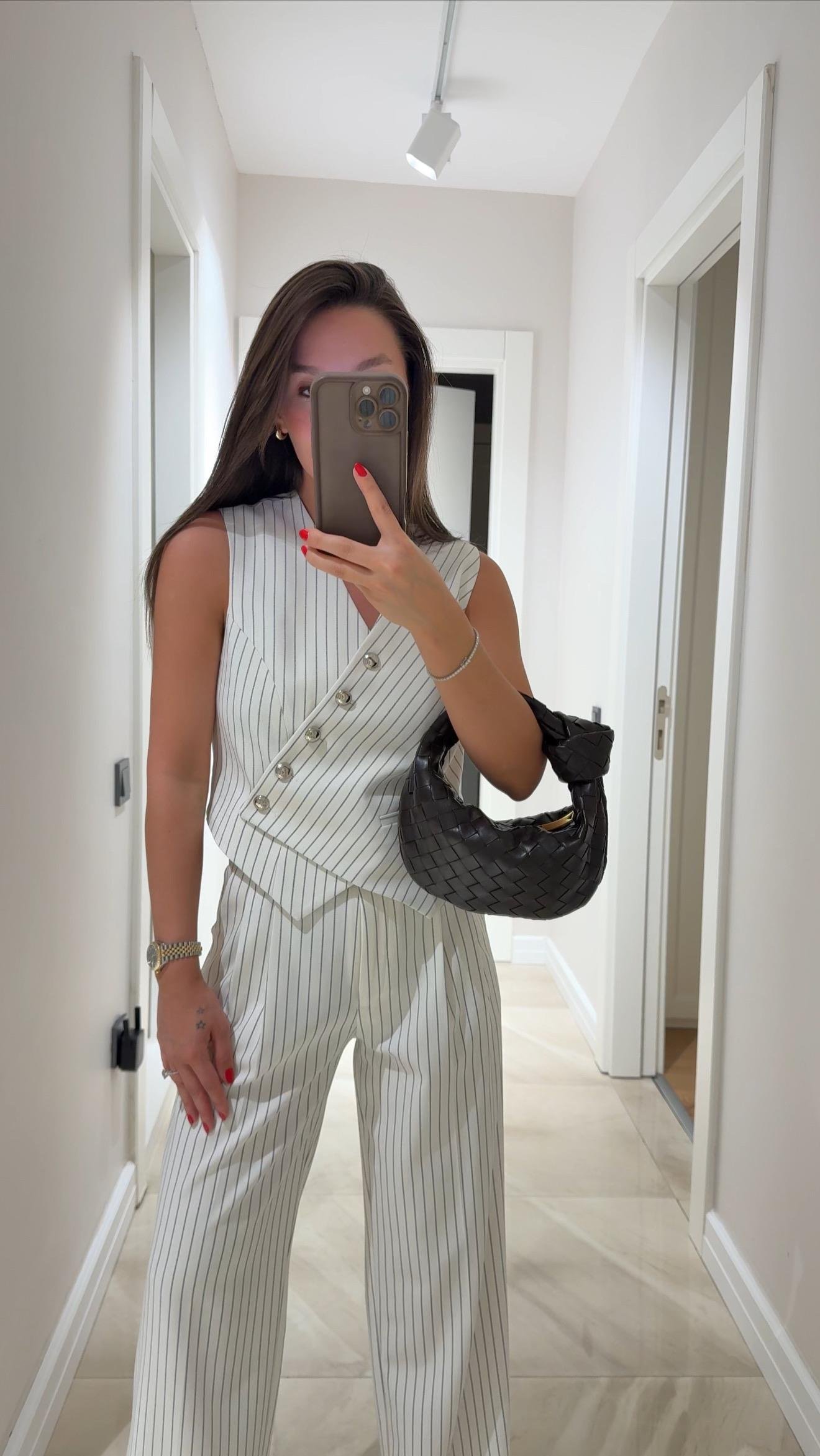 Beyaz Çizgili Asimetrik Kesim Kruvaze Yaka Dilvin Yelek