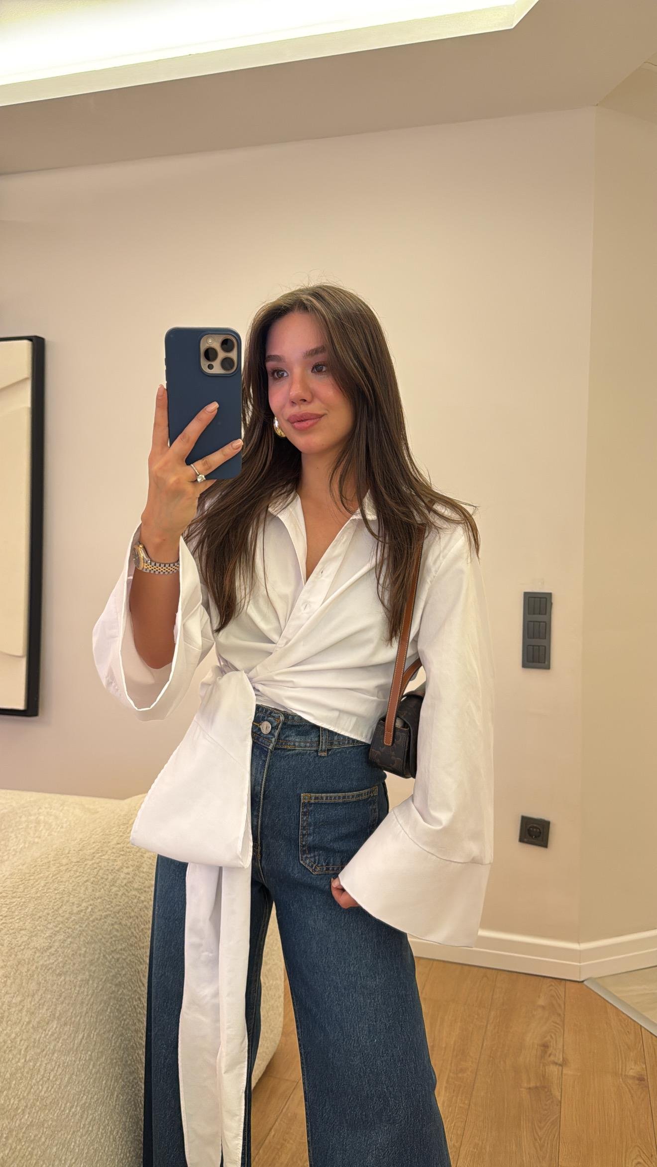 Beyaz Geniş Kol Detaylı Bağlamalı Gömlek