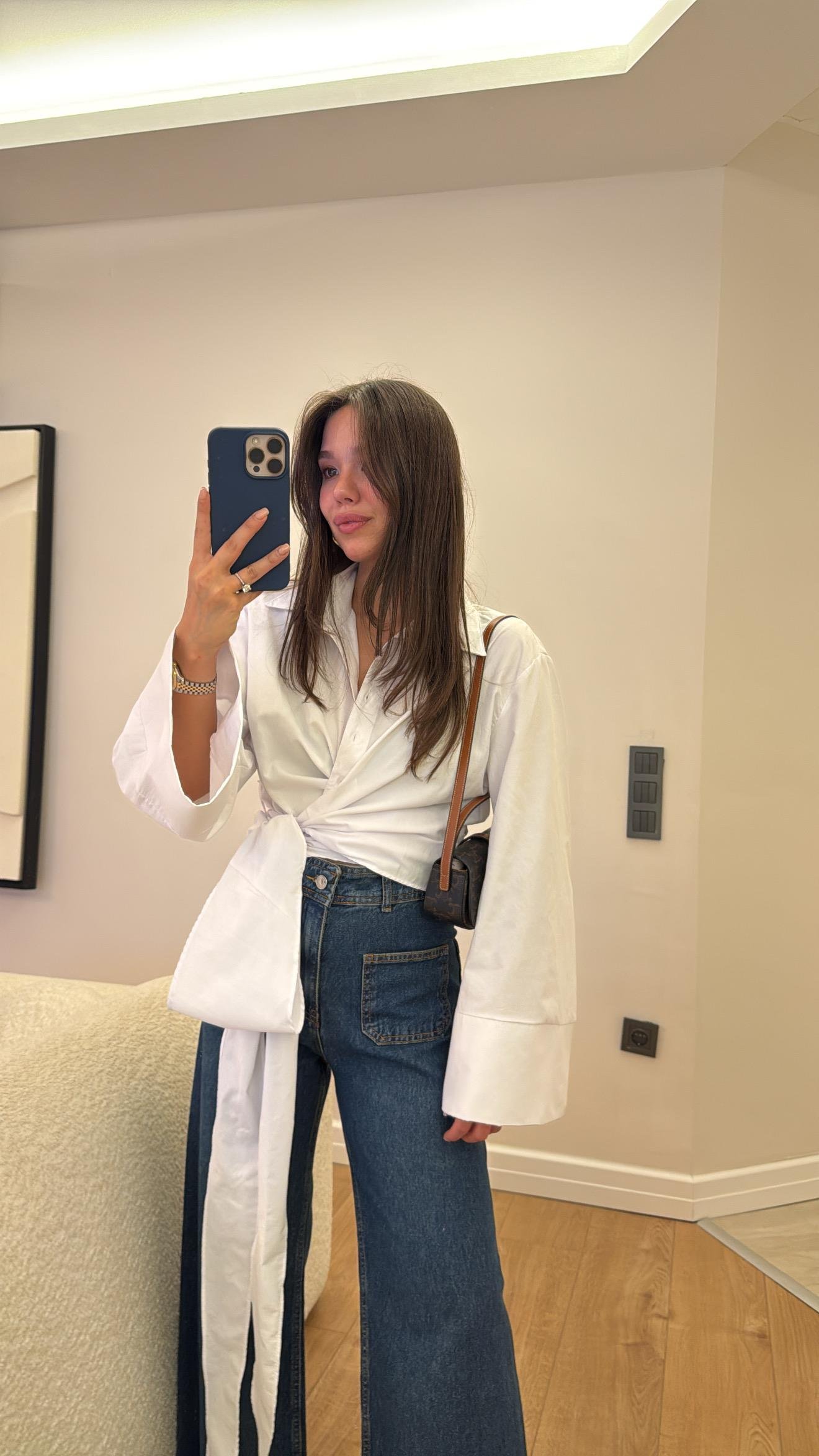 Beyaz Geniş Kol Detaylı Bağlamalı Gömlek