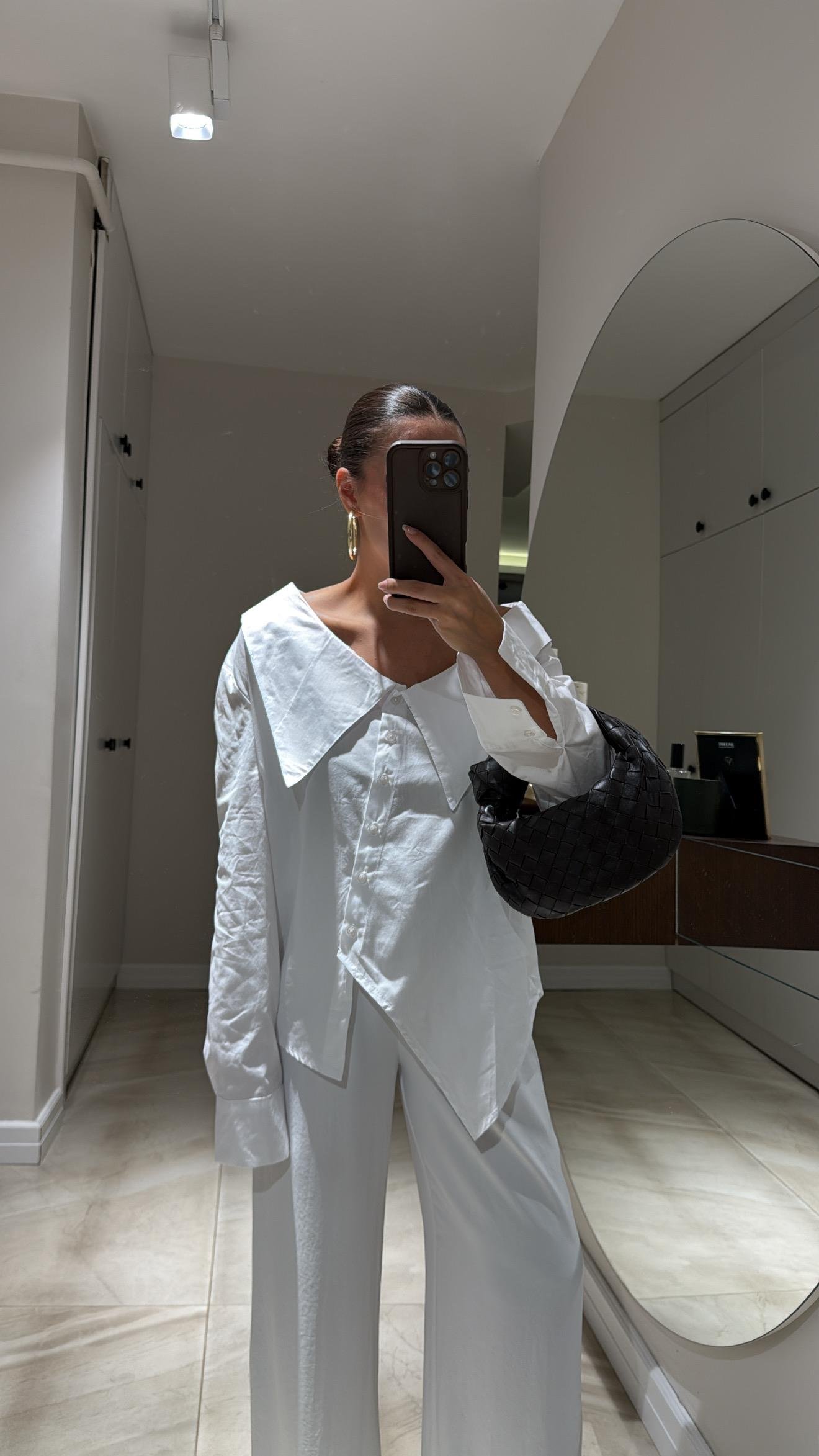 Beyaz Geniş Yaka Detaylı Gömlek