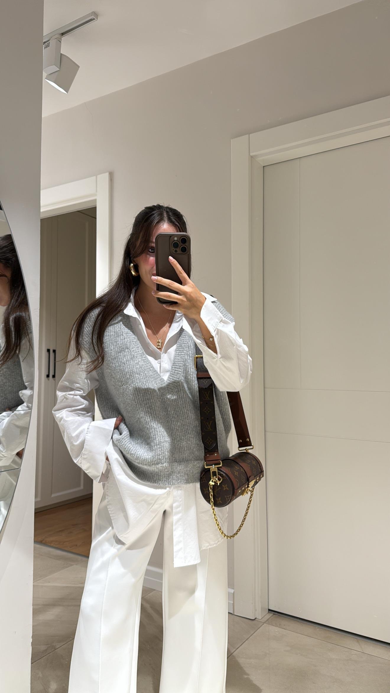 Beyaz Gri Süveter Detaylı Gömlek 