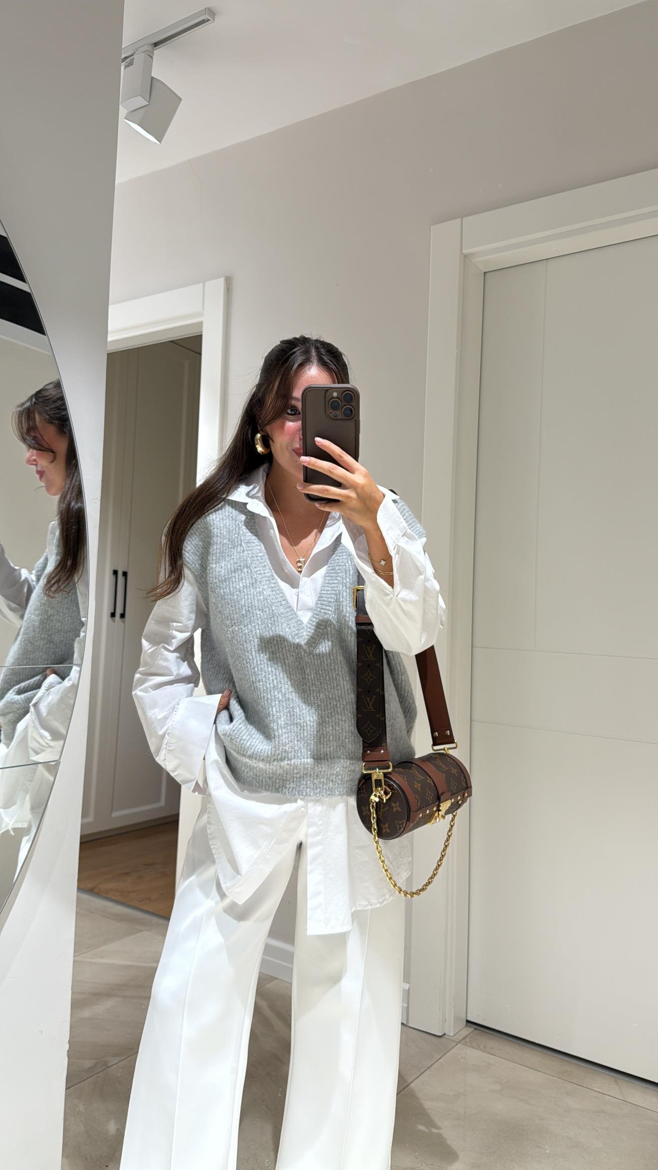 Beyaz Gri Süveter Detaylı Gömlek 