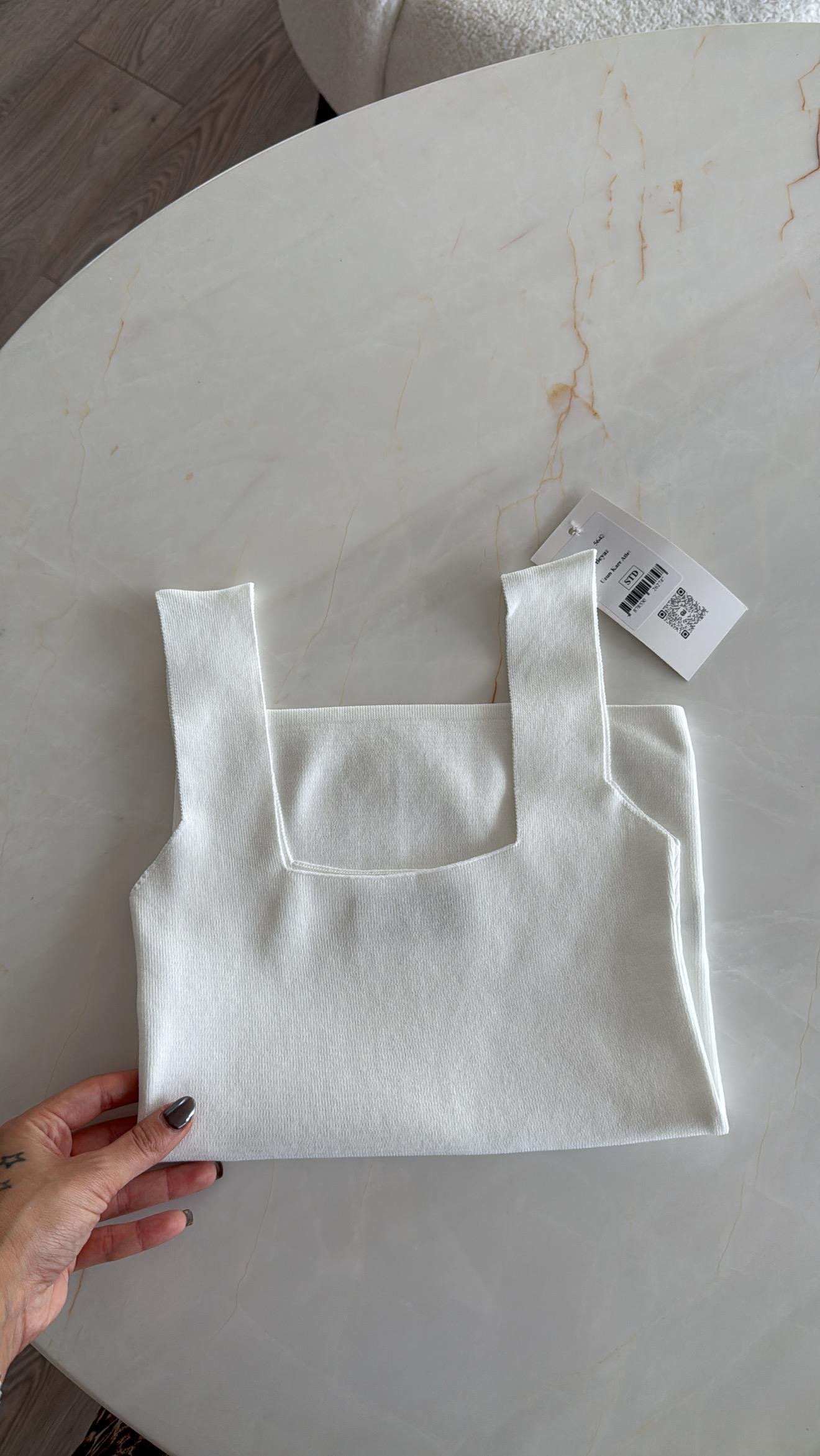 Beyaz Kare Yaka Triko Atlet