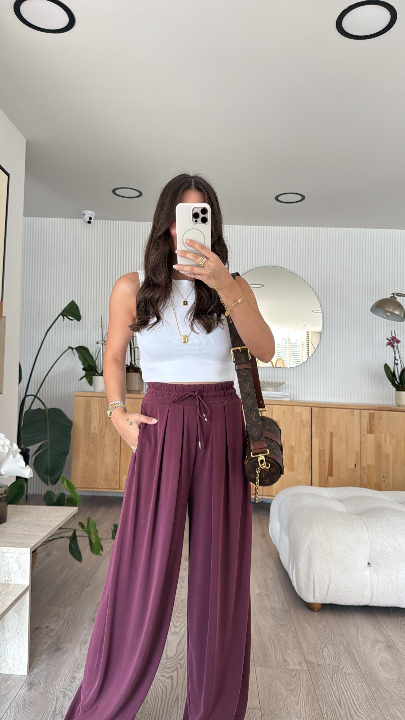 Beyaz Kayık Yaka Kolsuz Dilvin Bluz