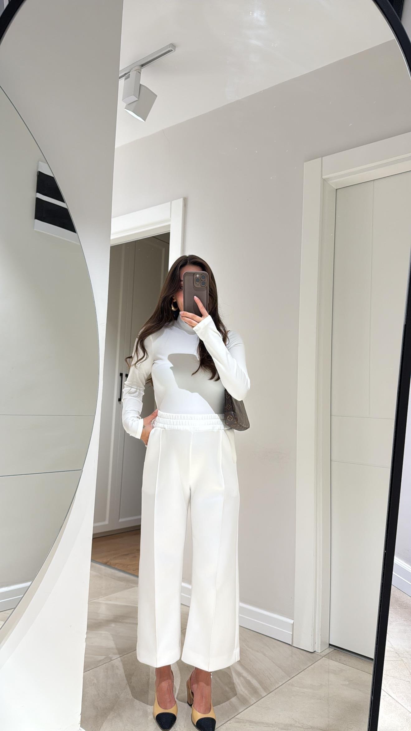 Beyaz Ön Dikiş Detaylı Bilek Boy Pantolon