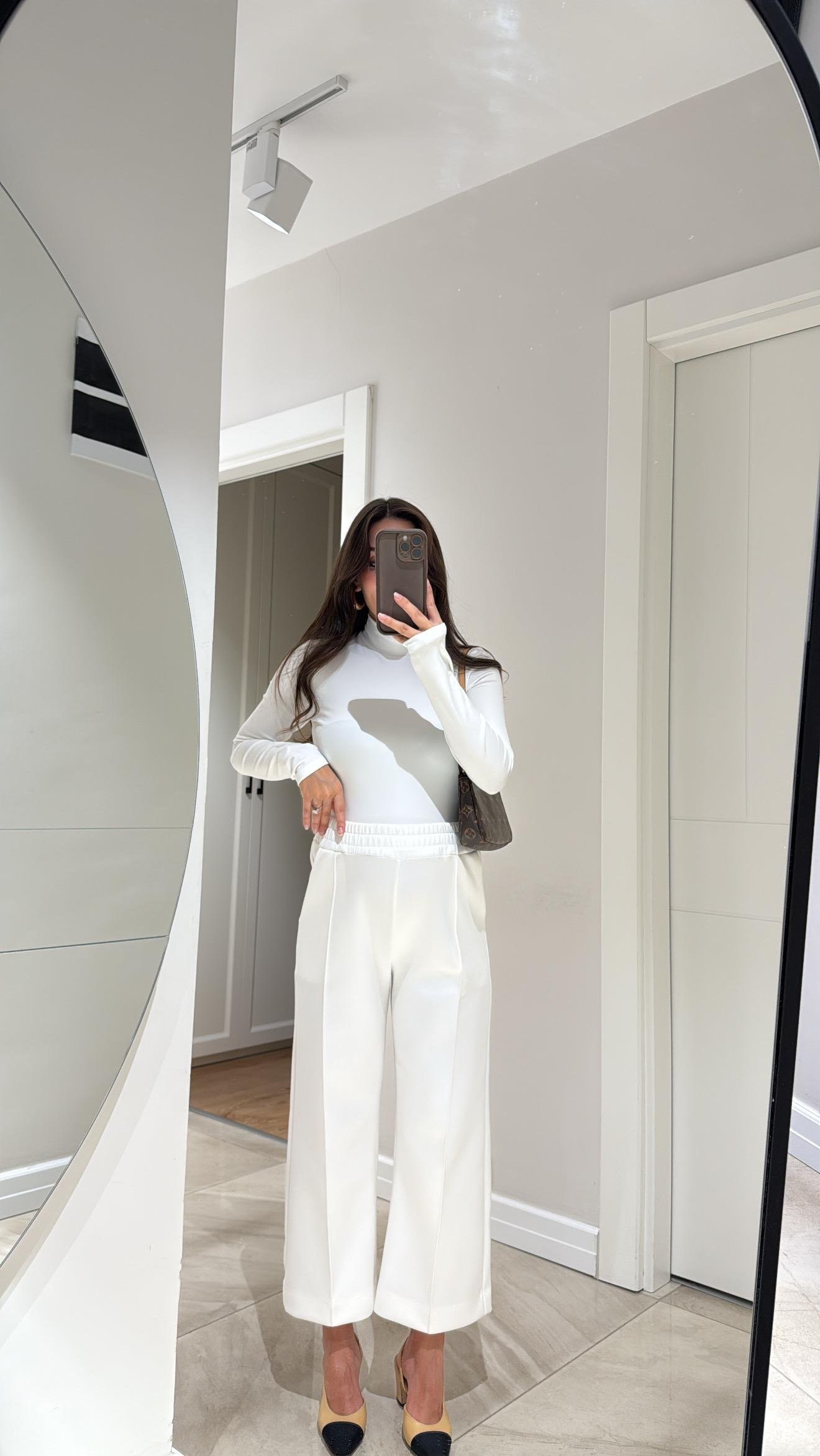 Beyaz Ön Dikiş Detaylı Bilek Boy Pantolon