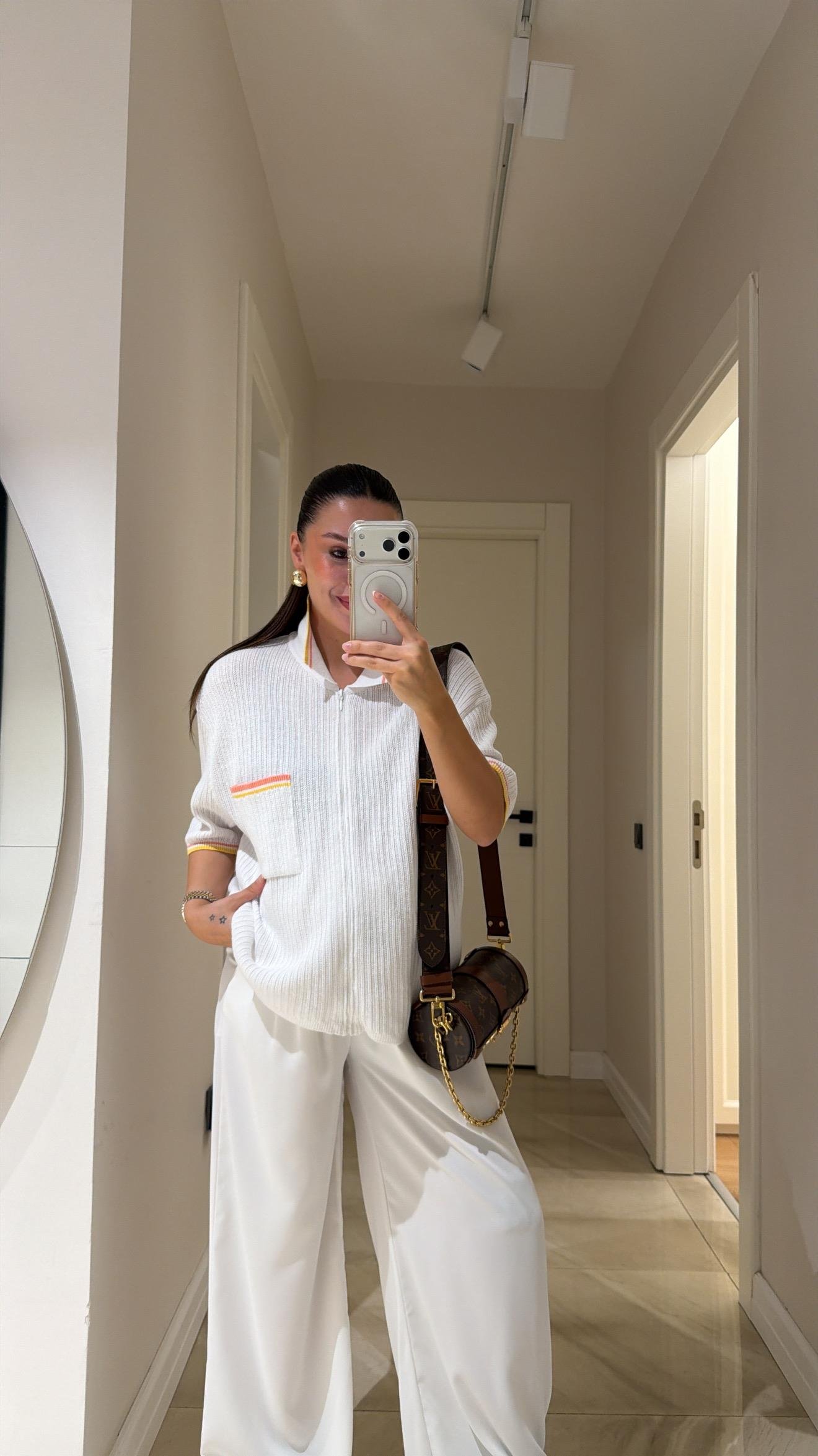 Beyaz Renk Geçişli Ön Fermuarlı Marka Model Kazak