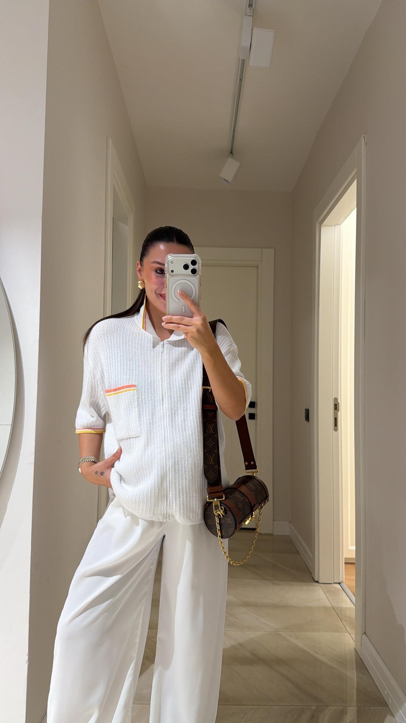 Beyaz Renk Geçişli Ön Fermuarlı Marka Model Kazak