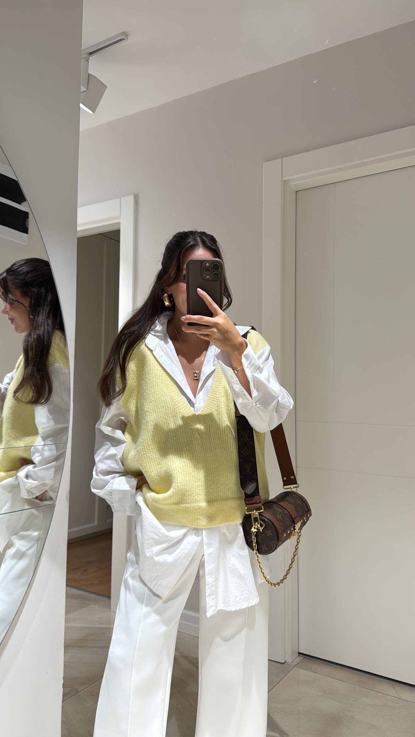 Beyaz Sarı Süveter Detaylı Gömlek 