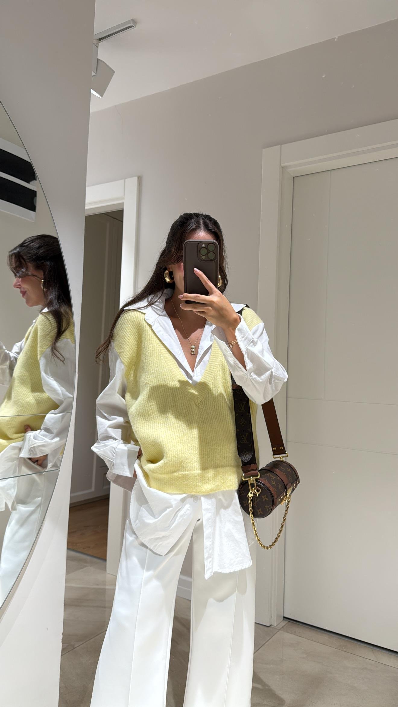 Beyaz Sarı Süveter Detaylı Gömlek 