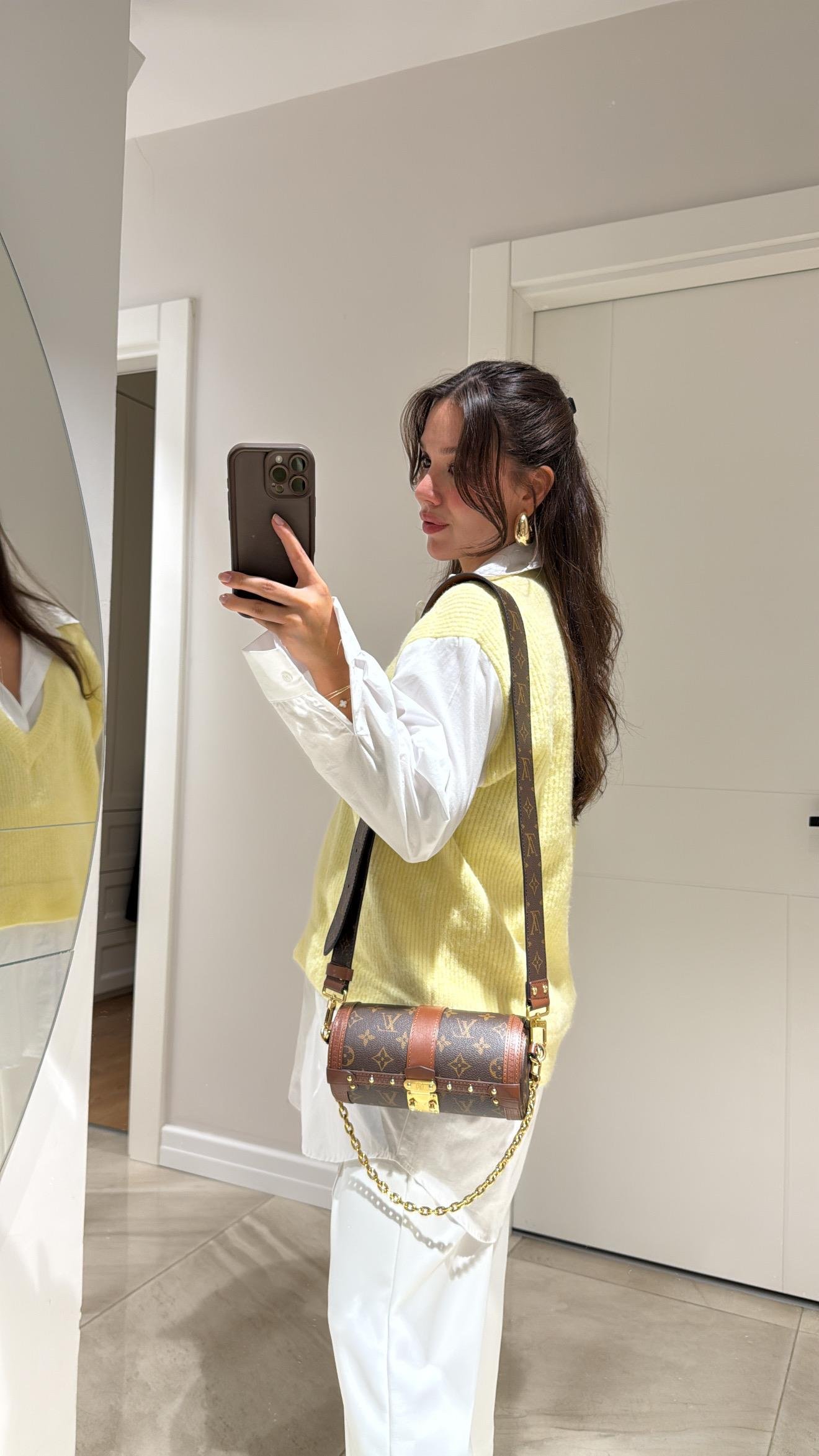 Beyaz Sarı Süveter Detaylı Gömlek 