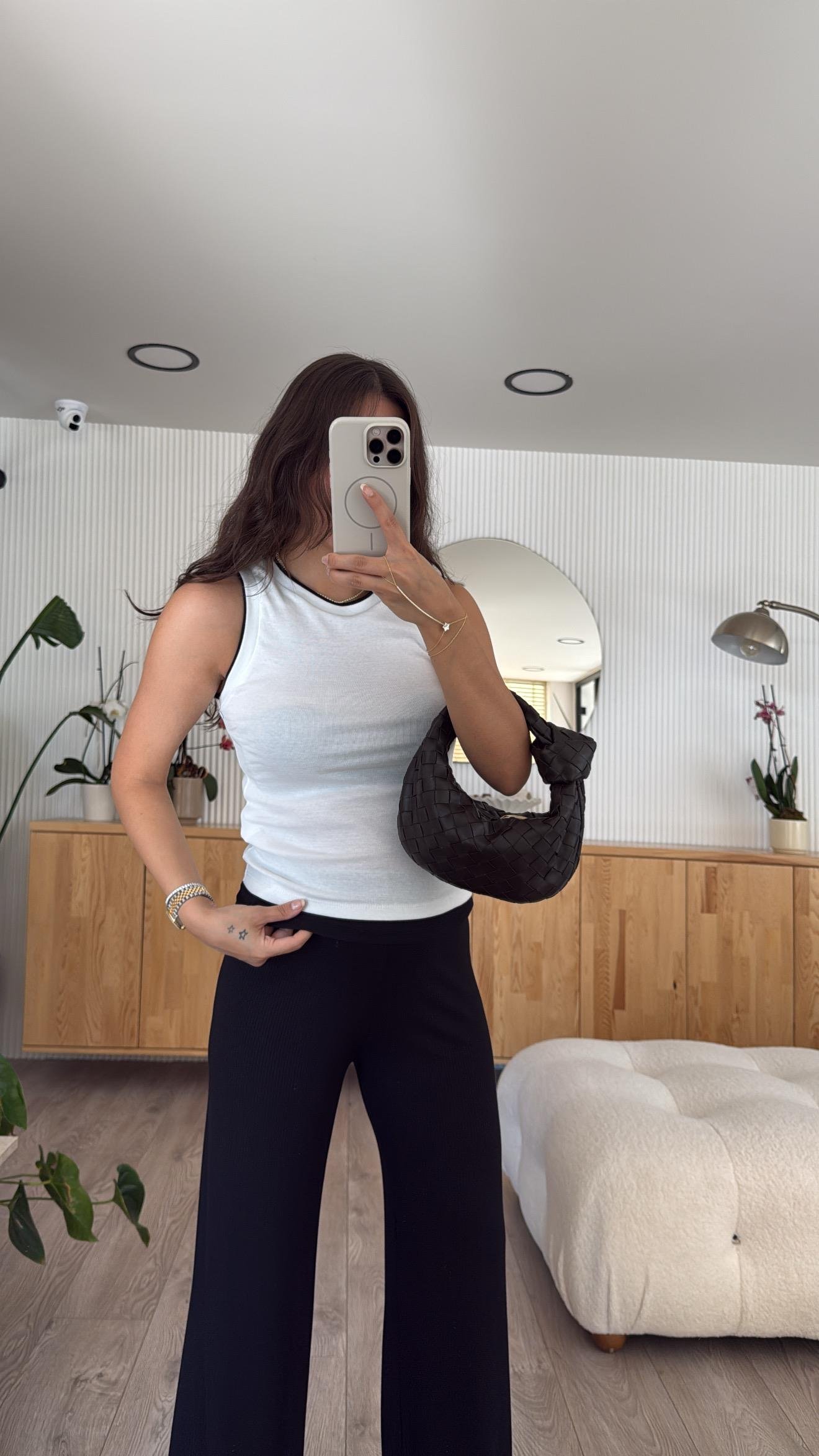 Beyaz Siyah Çift Görünümlü Kolsuz Bluz