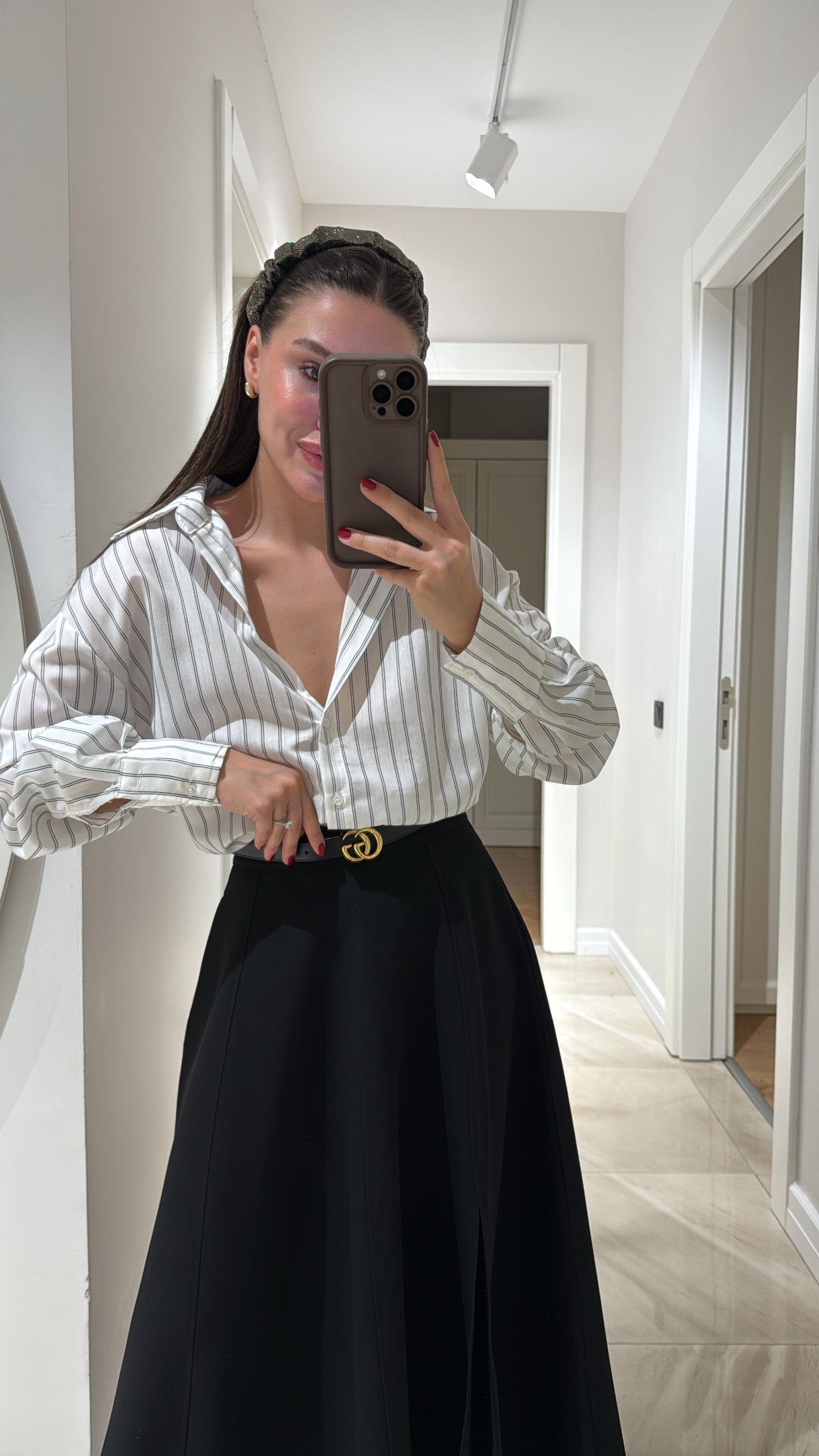 Beyaz Siyah Çizgili Oval Kesim Gömlek 