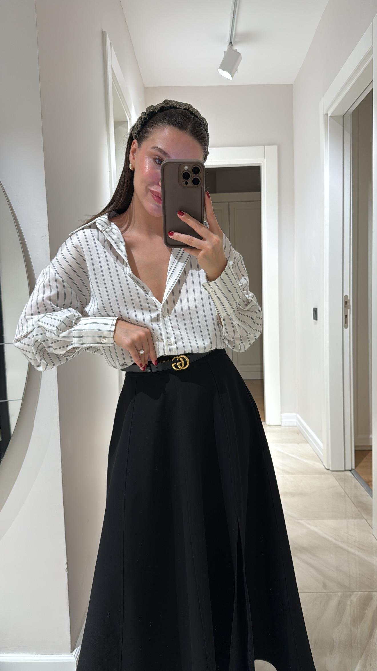 Beyaz Siyah Çizgili Oval Kesim Gömlek 