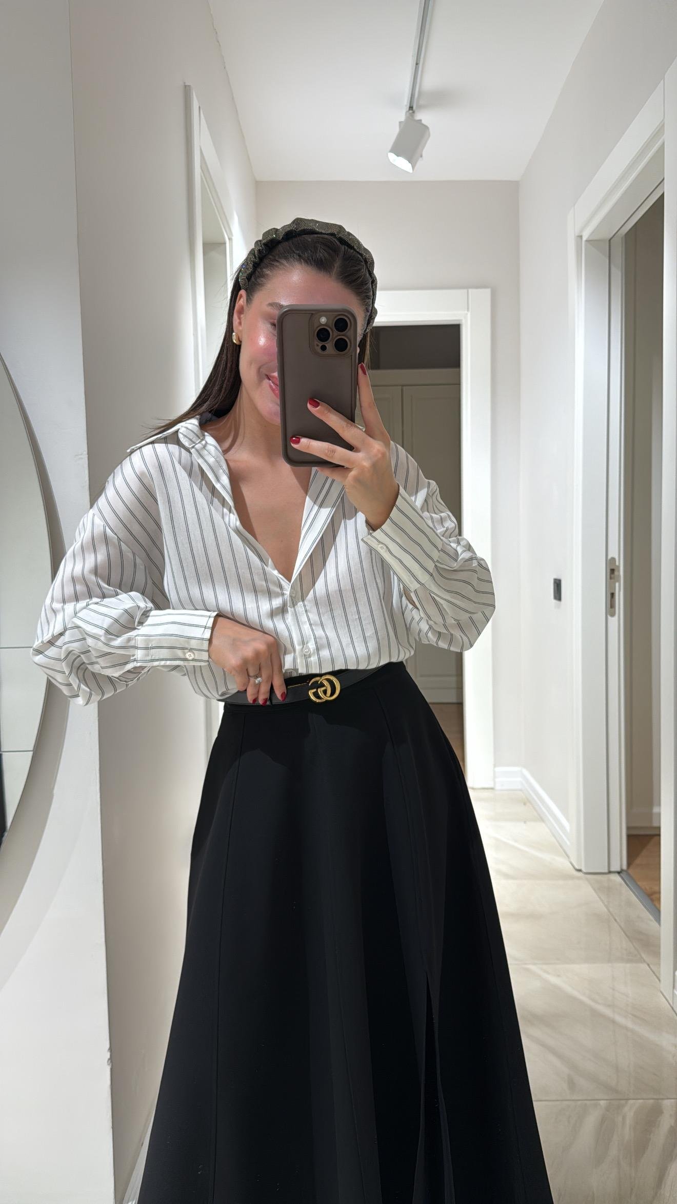 Beyaz Siyah Çizgili Oval Kesim Gömlek 