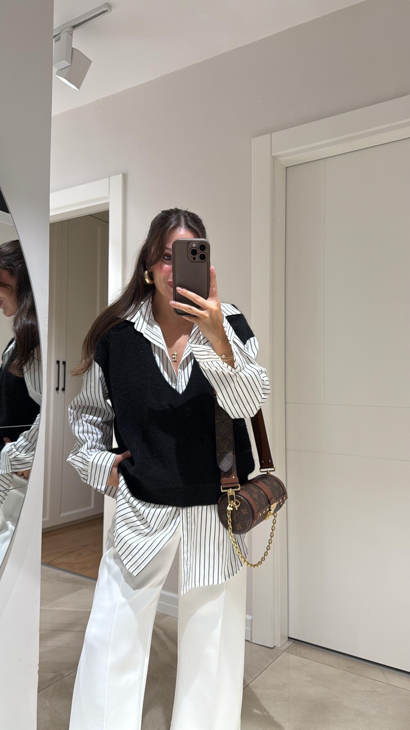 Beyaz Siyah Süveter Detaylı Gömlek 